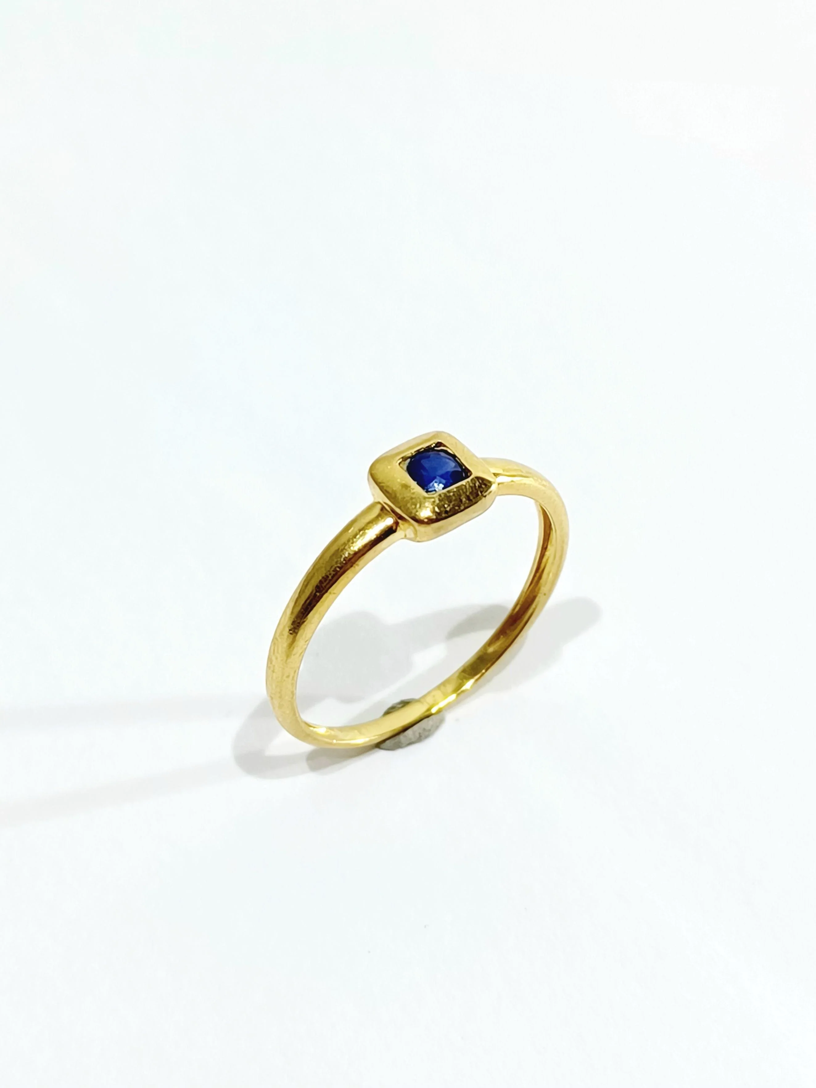 Yellow Gold Sapphire Ring - Image 4