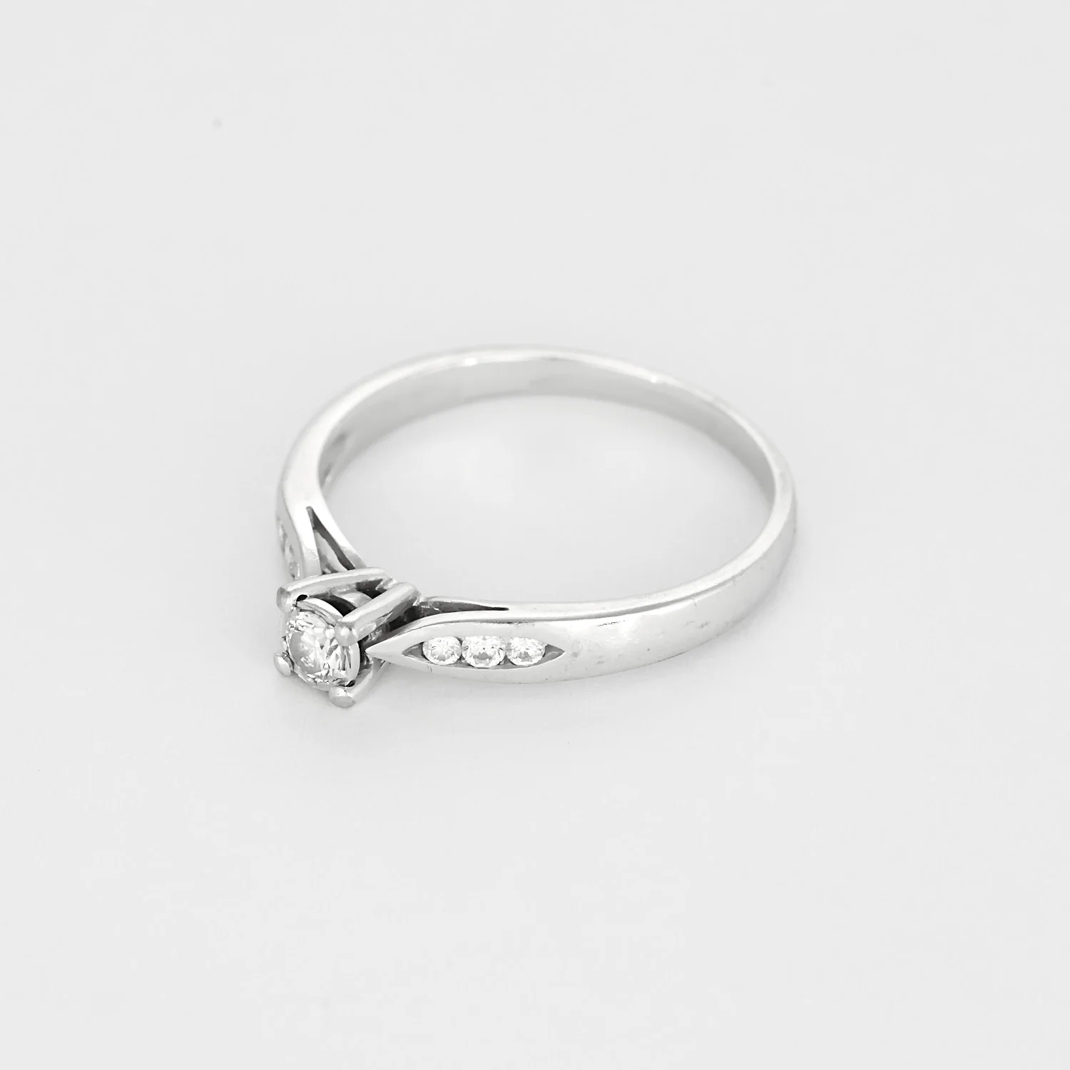 Ring Solitaire in white gold and diamonds  - Image 3