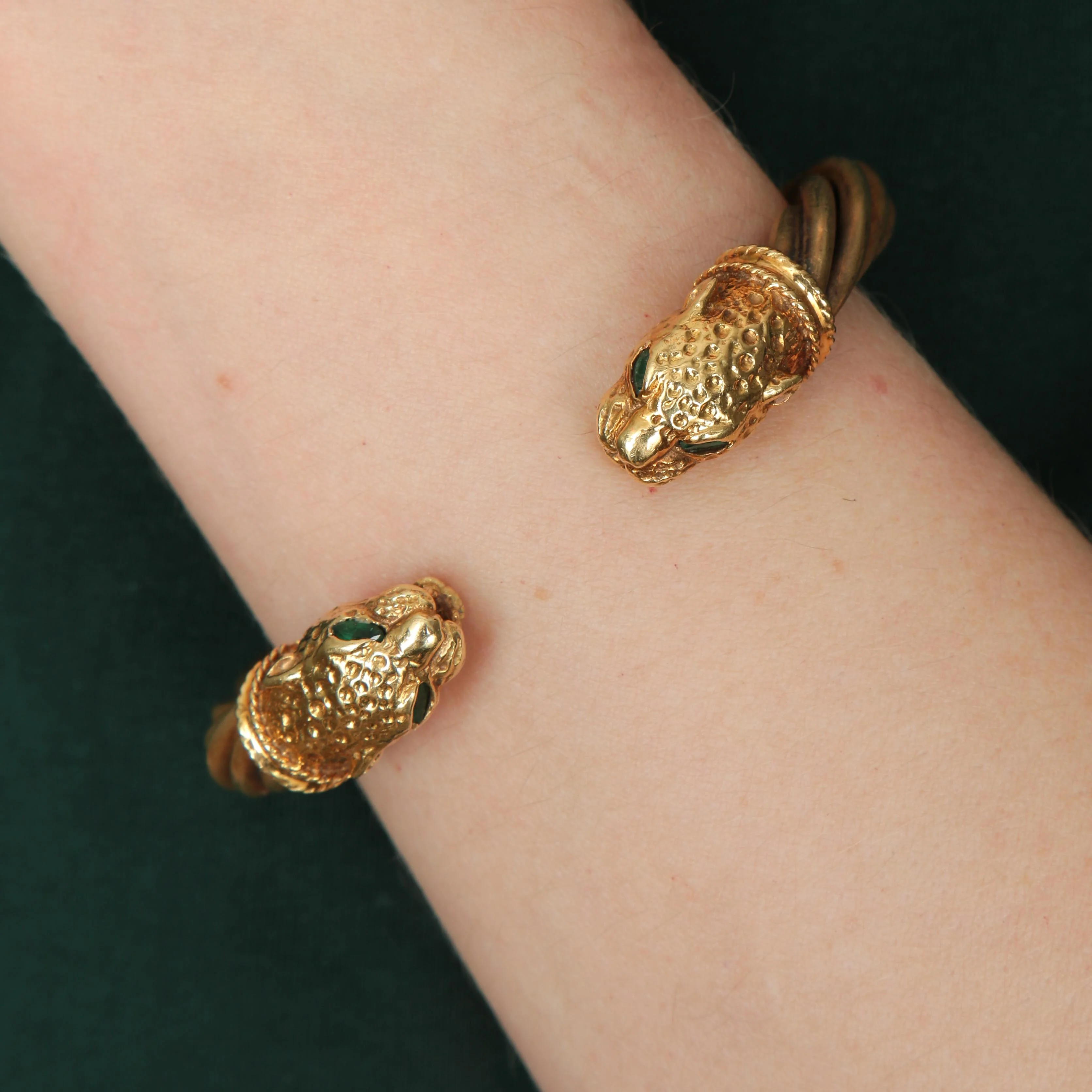 Twisted bangle with 2 panther heads - Image 2