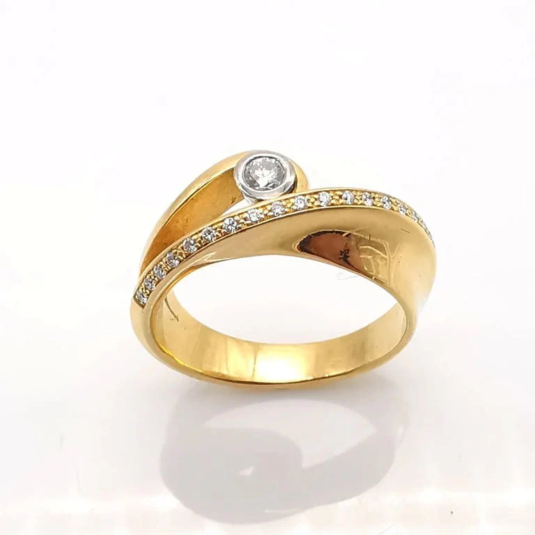 Gold & diamond ring - Image 2