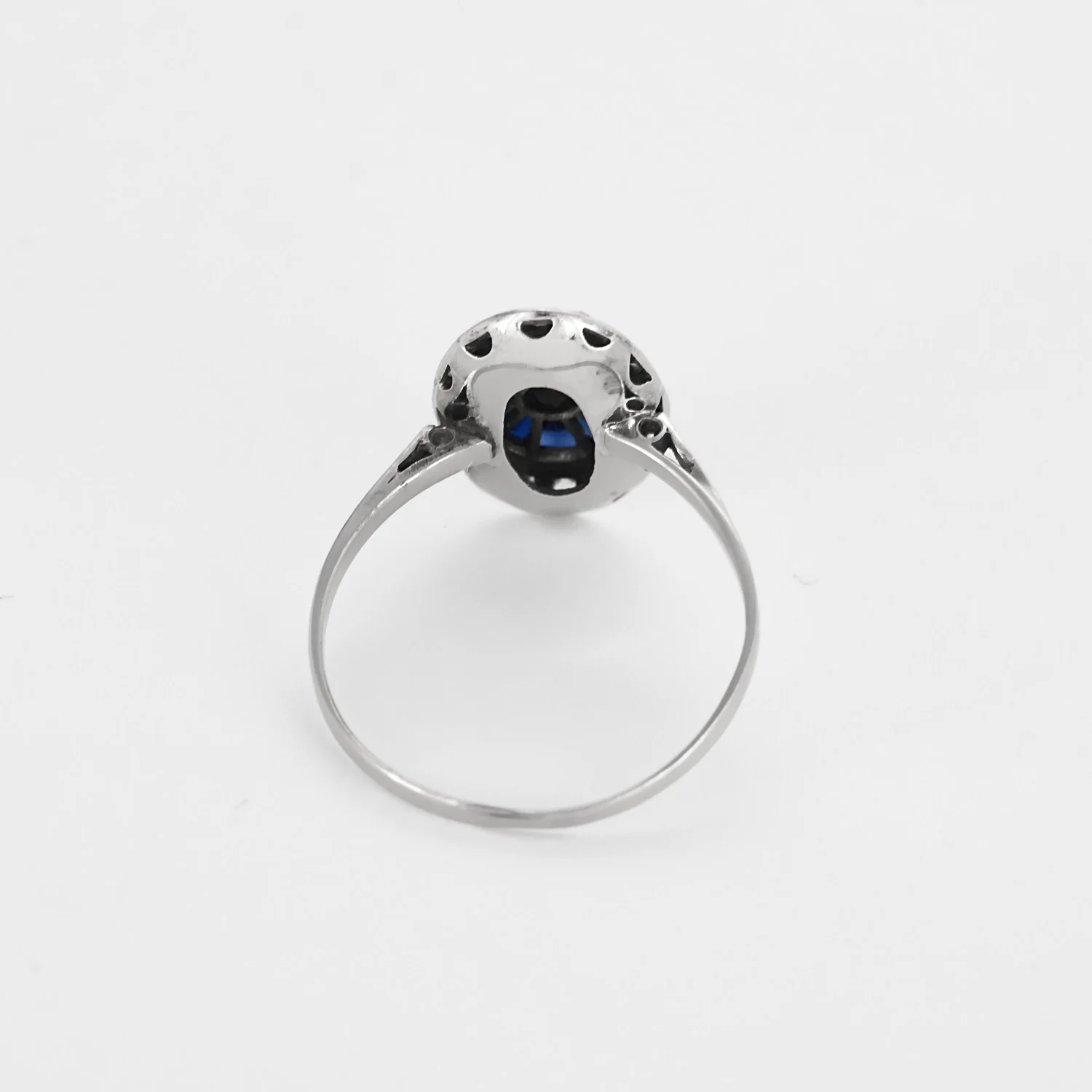 Ring in platinum and white gold, diamonds, synthetic sapphires - Image 6