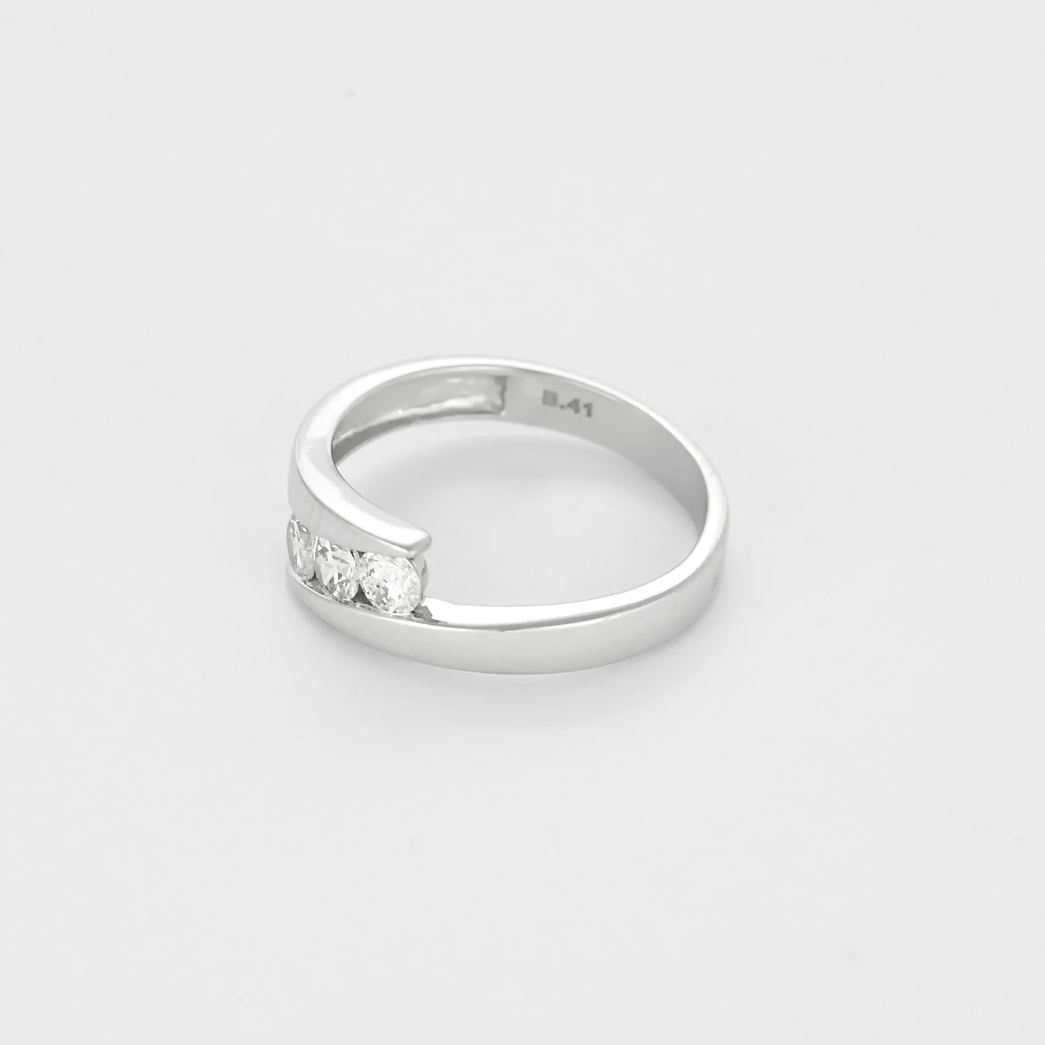 Trilogy ring in white gold and diamonds - Image 3