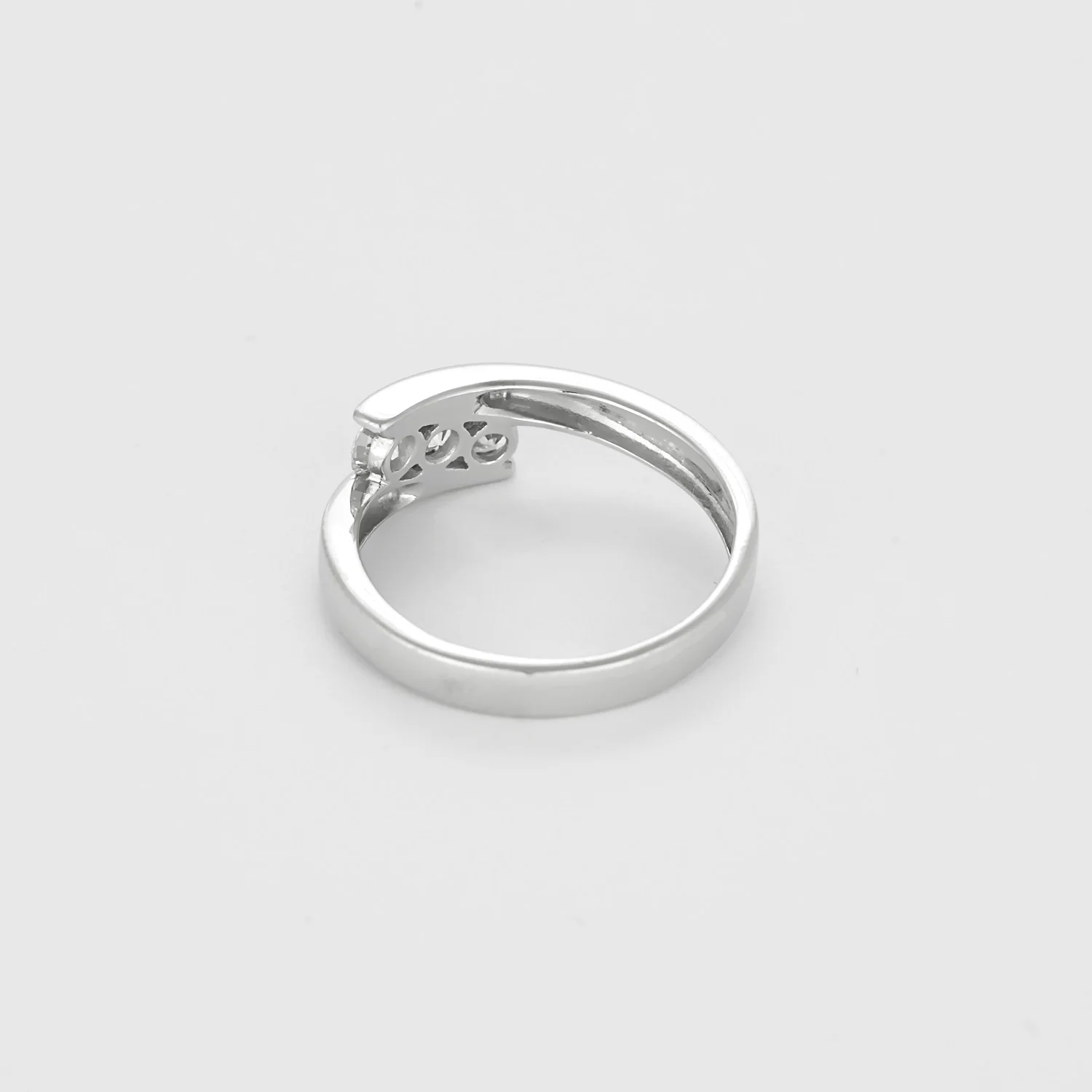 Trilogy ring in white gold and diamonds - Image 5