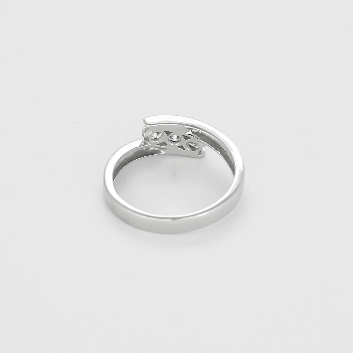 Trilogy ring in white gold and diamonds - Image 6