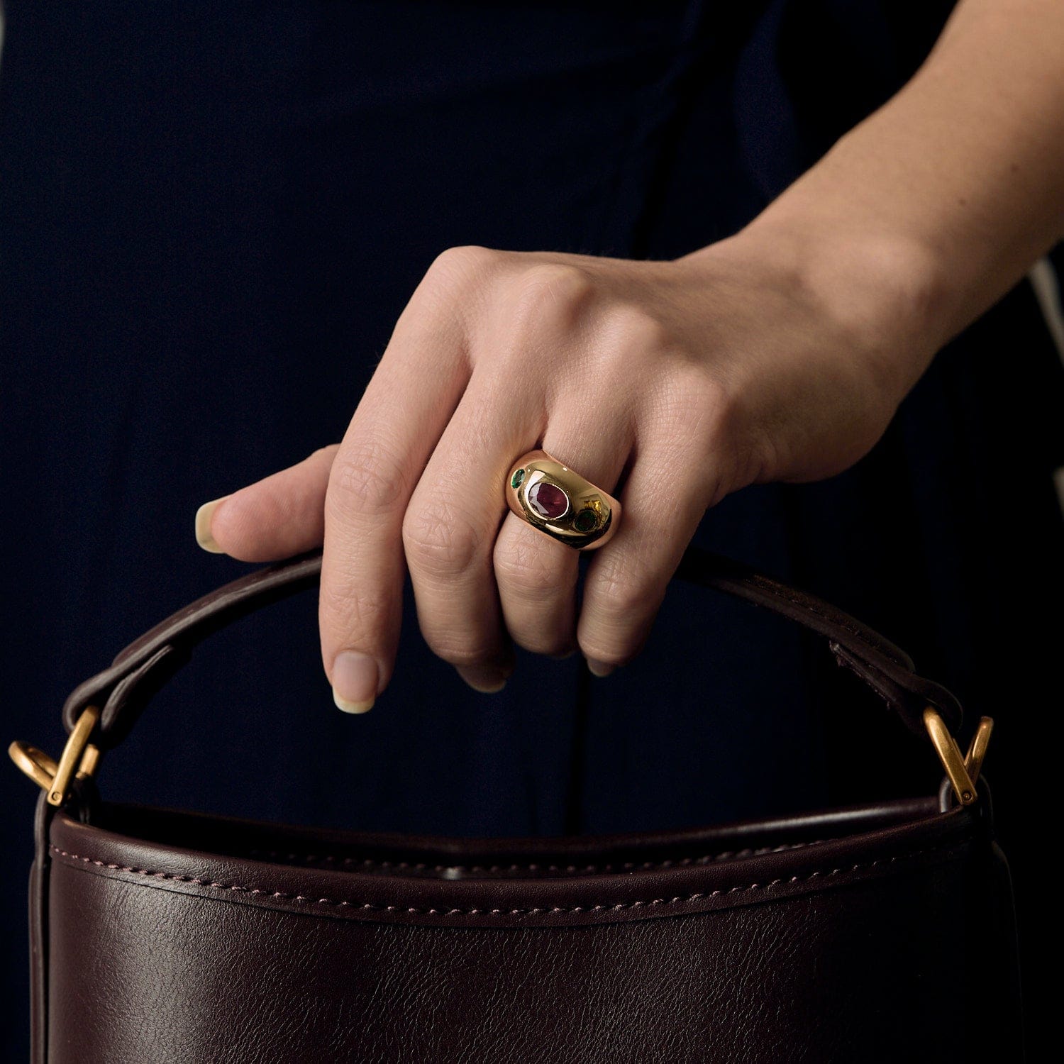 Domed band ring in yellow gold, rubies and emeralds  - Image 2