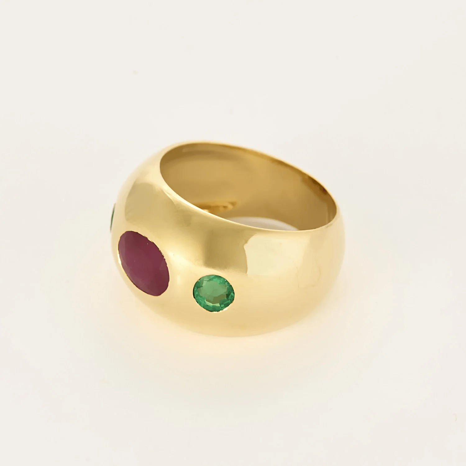 Domed band ring in yellow gold, rubies and emeralds  - Image 3