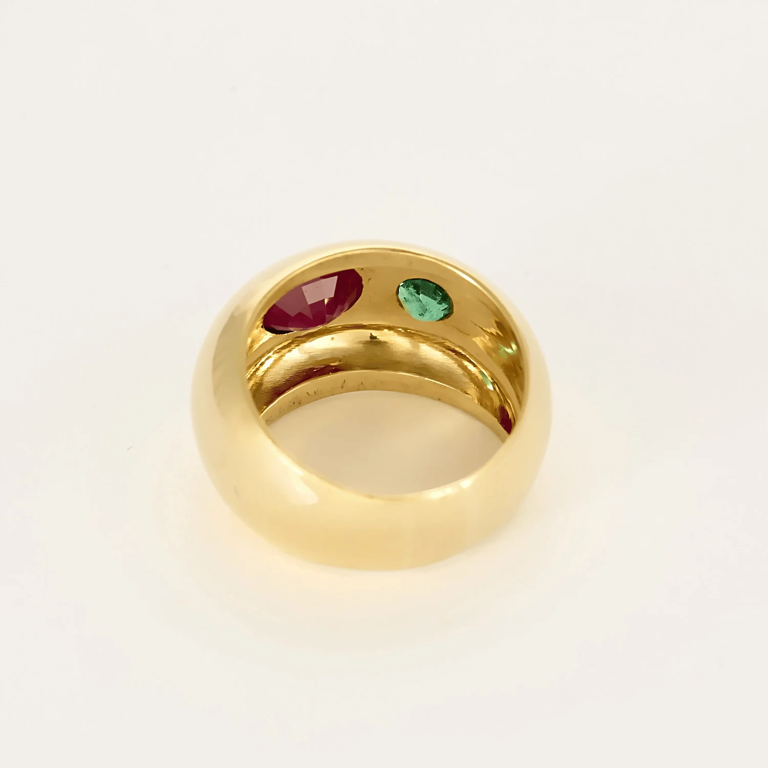 Domed band ring in yellow gold, rubies and emeralds  - Image 5
