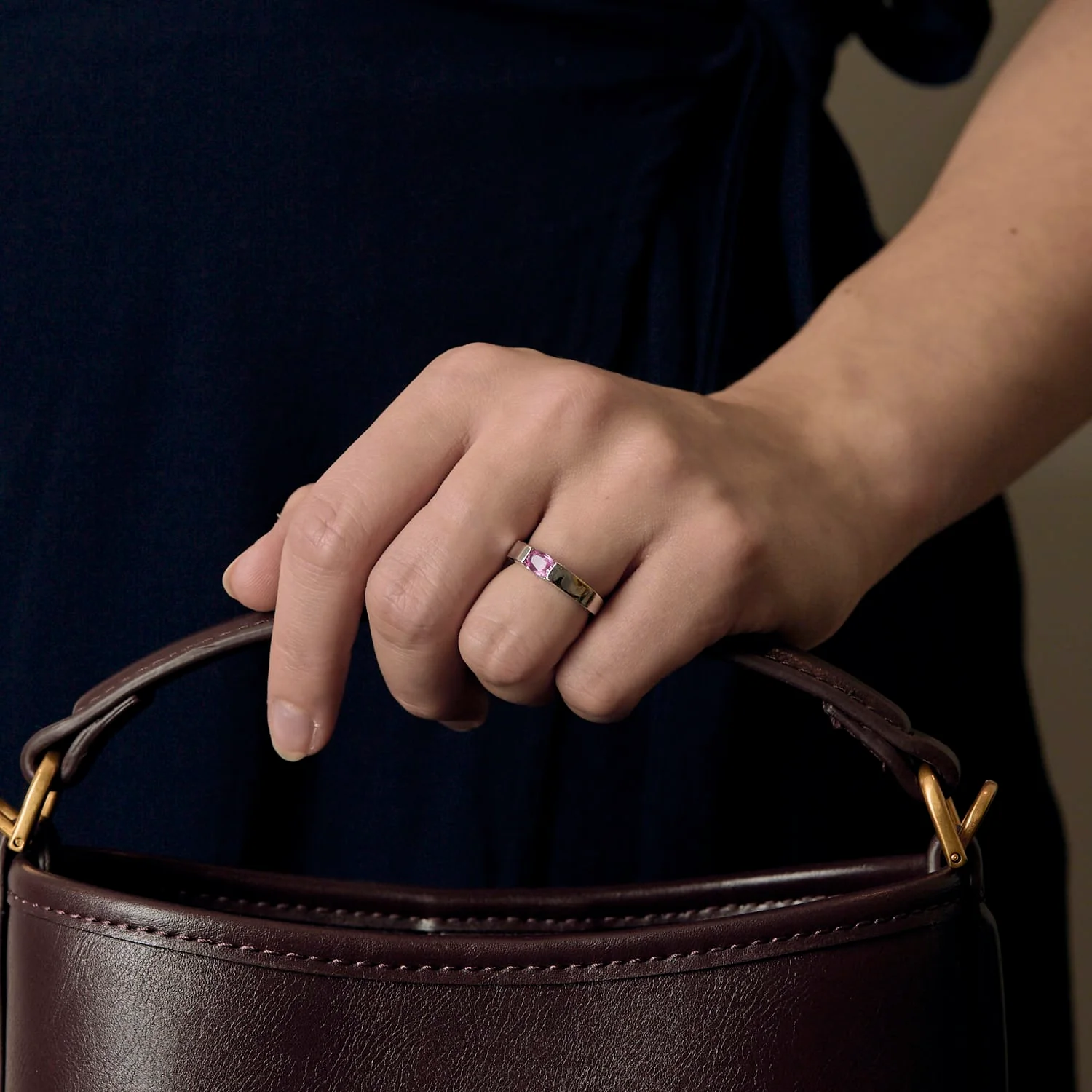 Ring in white gold and pink sapphires - Image 2