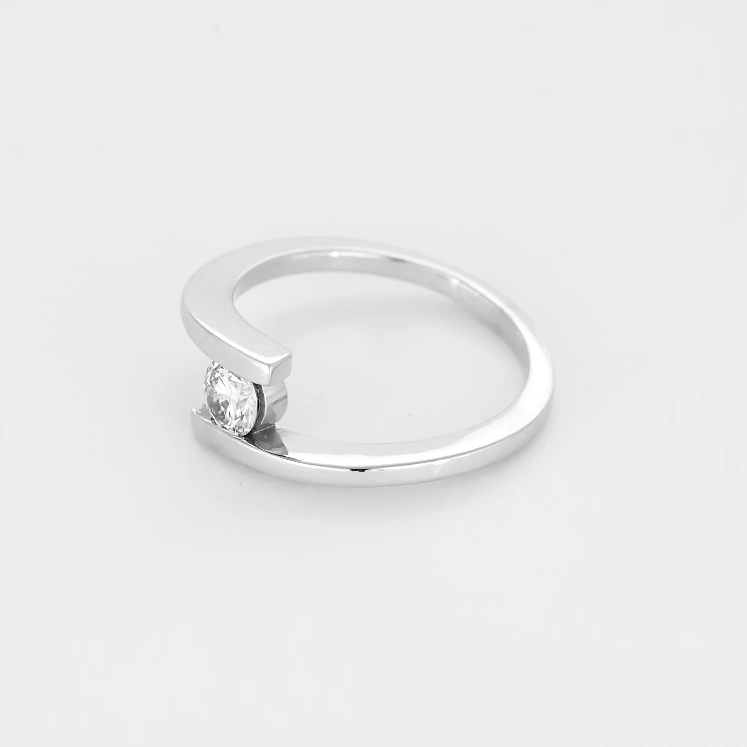 White gold and diamond ring  - Image 3