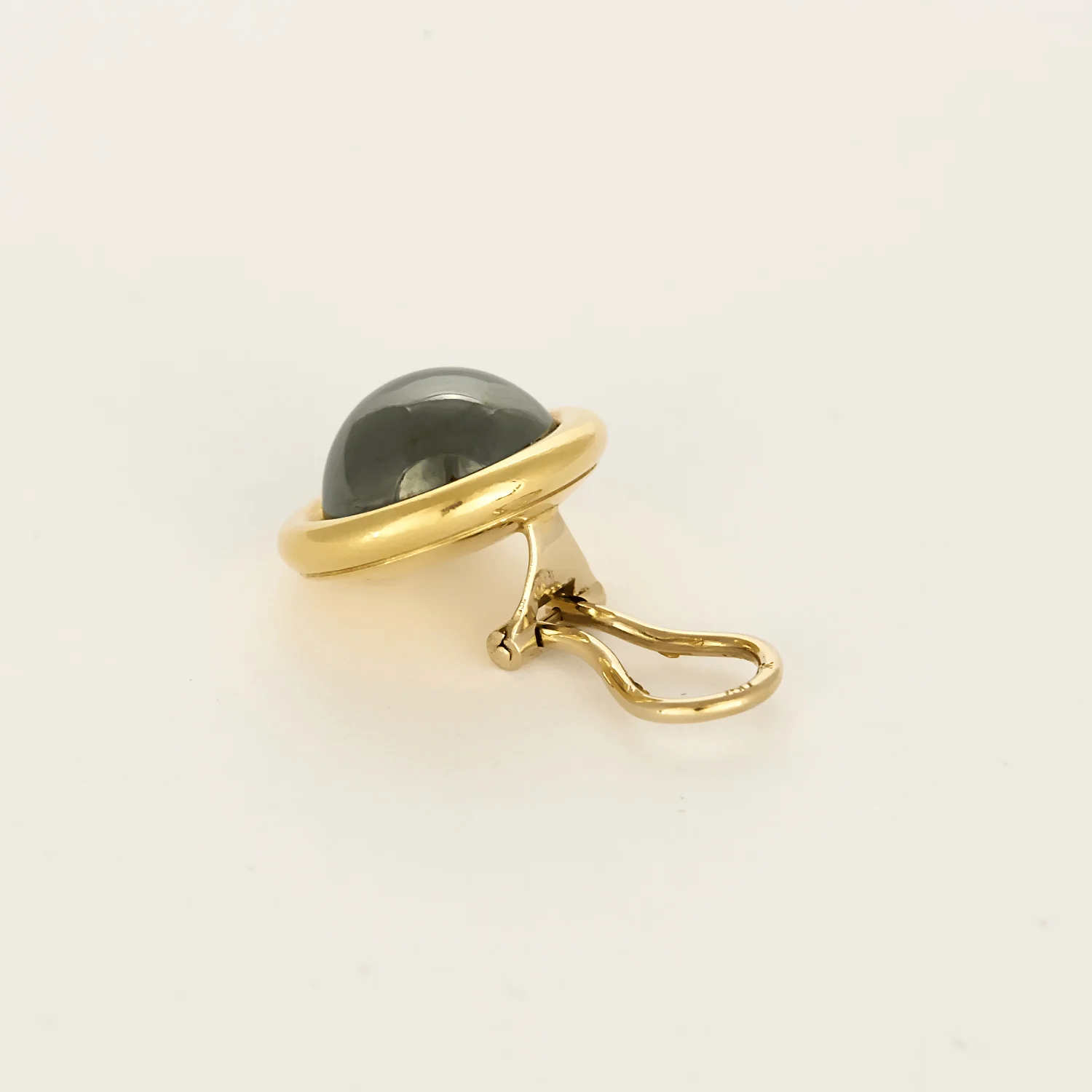 Pair of yellow gold and hematite earrings  - Image 5