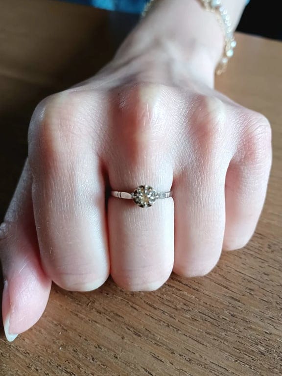 Solitaire gold and diamond ring - Image 2