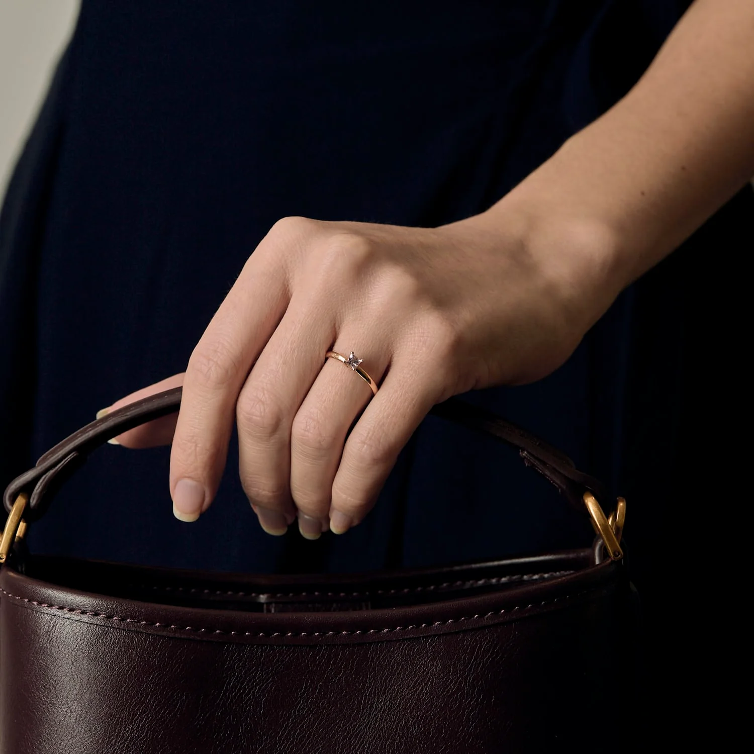 Yellow gold band ring with synthetic pink sapphire  - Image 2