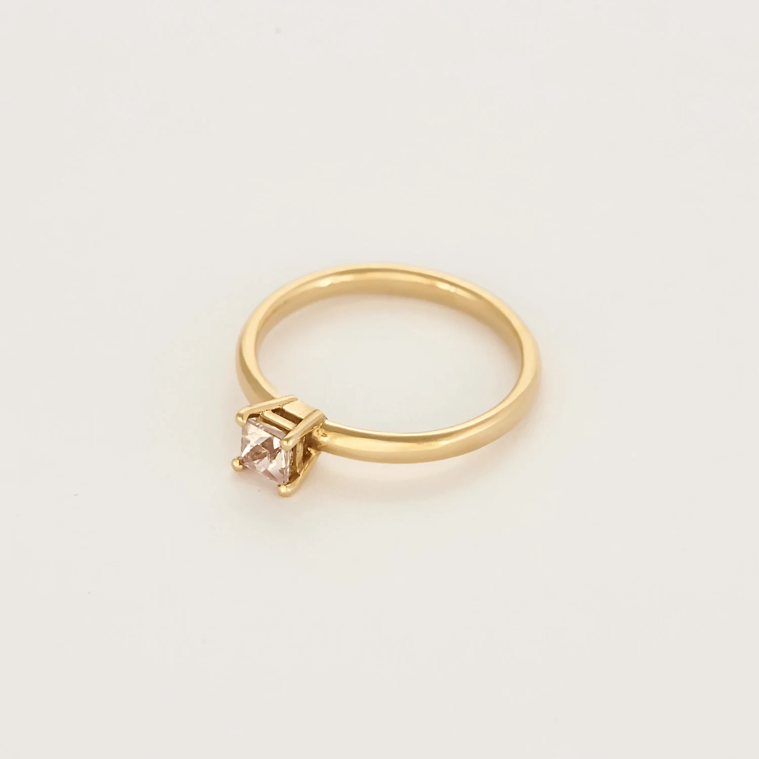 Yellow gold band ring with synthetic pink sapphire  - Image 3