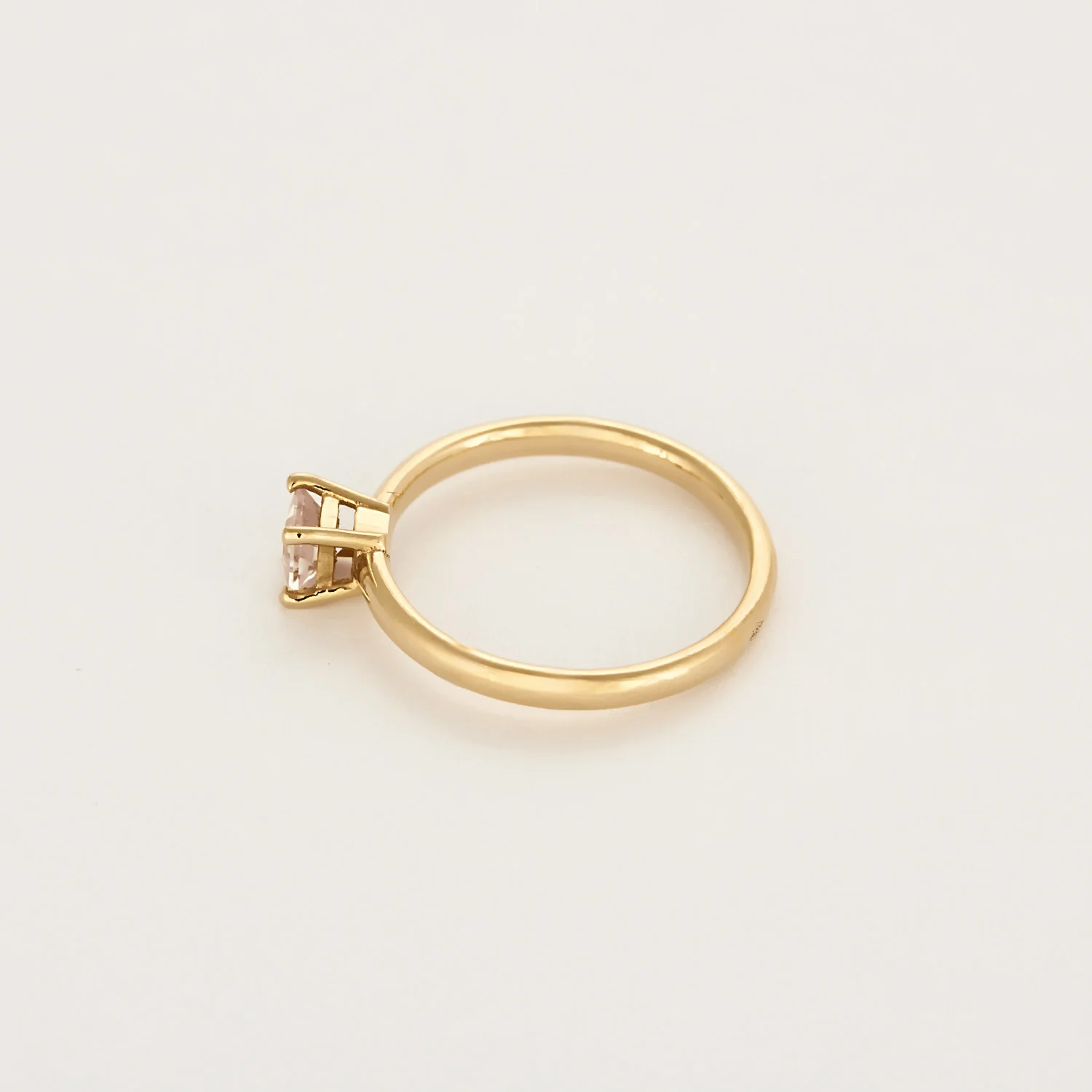 Yellow gold band ring with synthetic pink sapphire  - Image 4