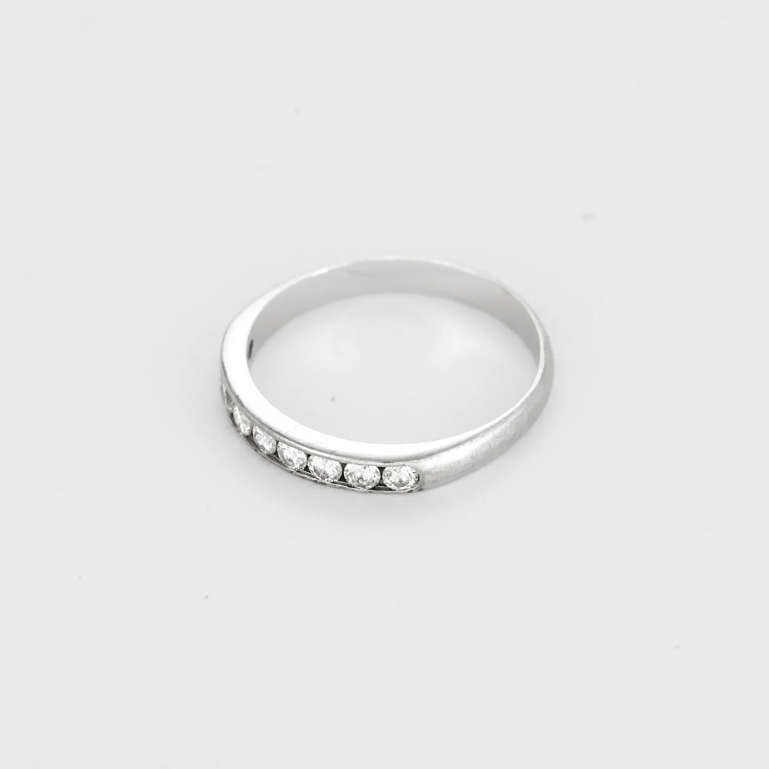 Wedding band semi pavé in white gold and diamonds  - Image 3