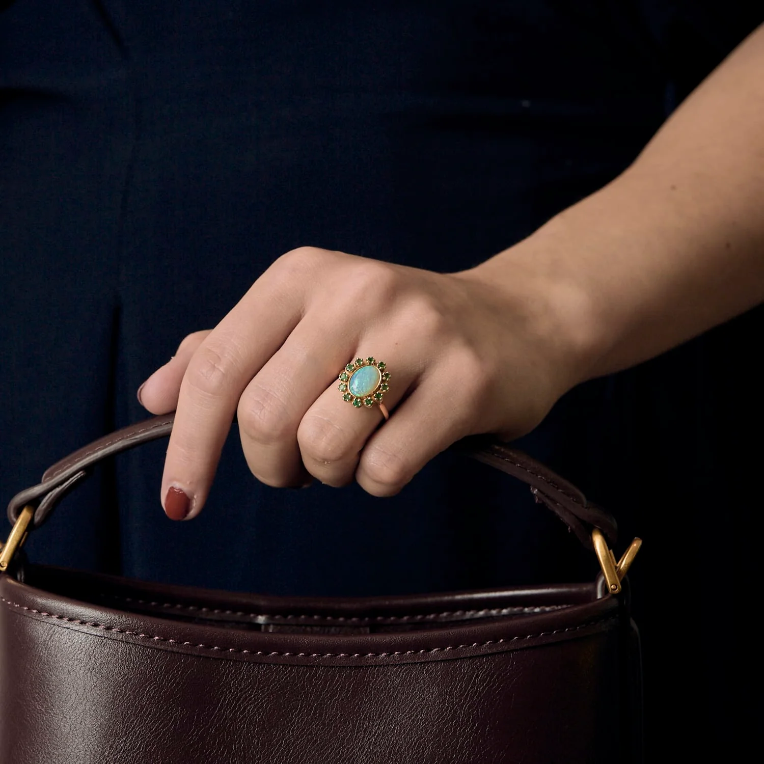 Ring Daisy in yellow gold with opal and emeralds - Image 2