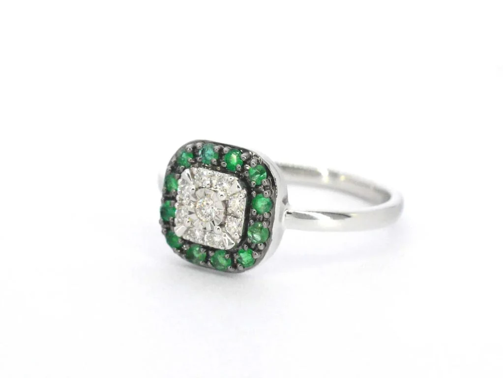 White gold ring with diamonds and emerald - Image 3