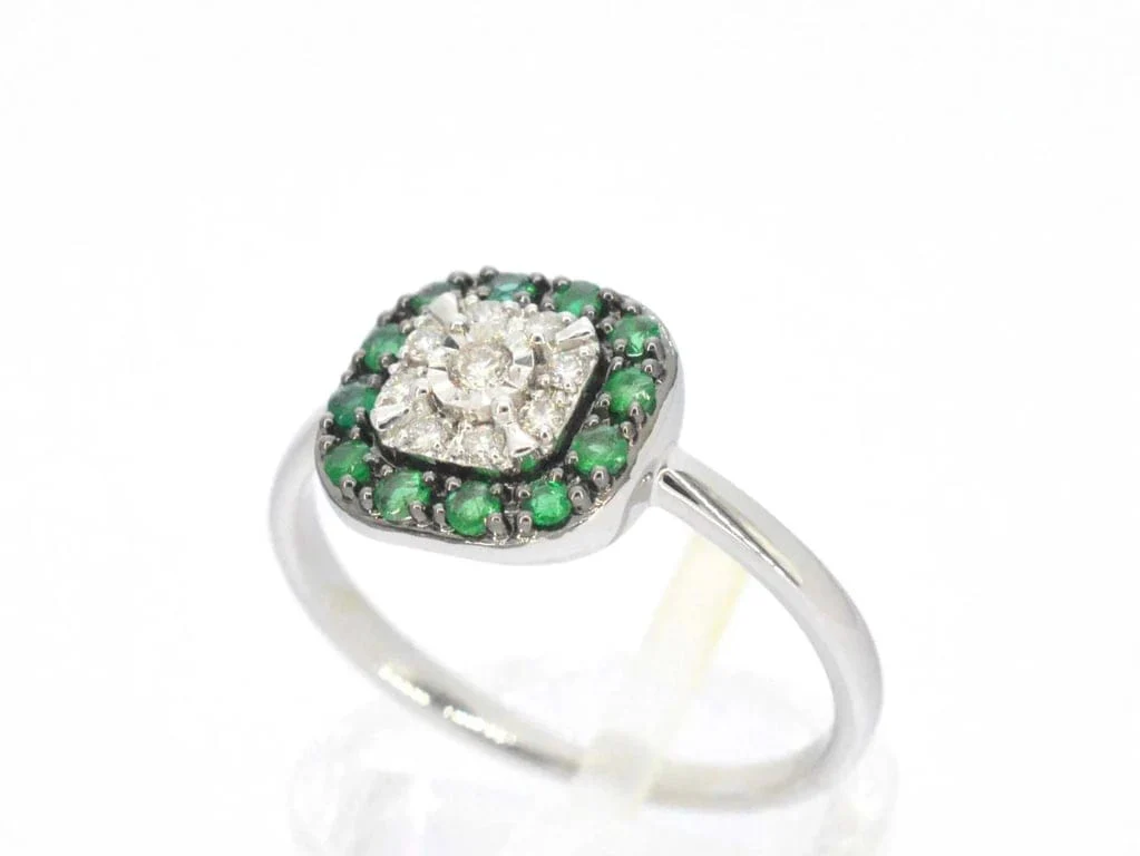 White gold ring with diamonds and emerald - Image 8