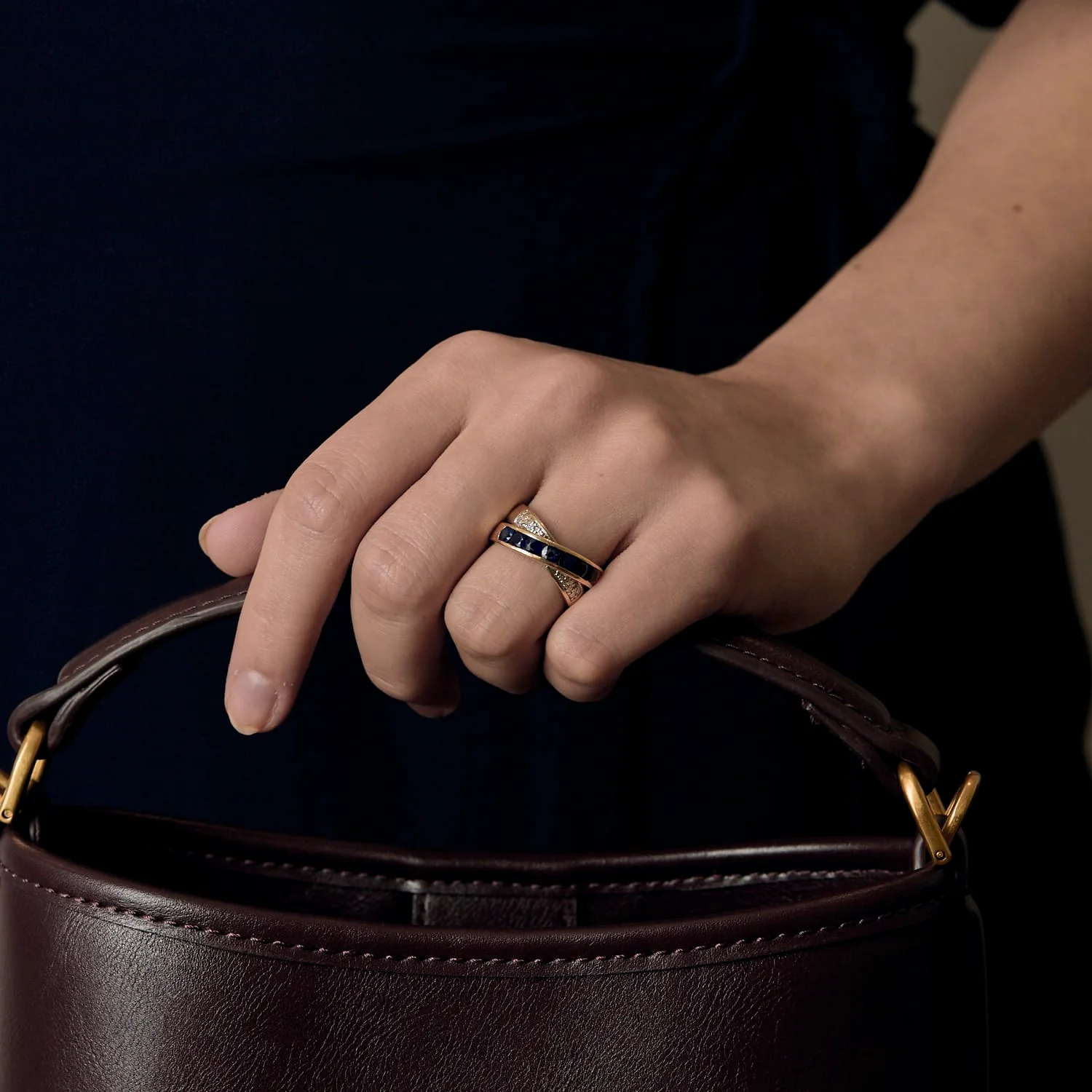 Yellow gold ring with sapphire and diamonds - Image 2