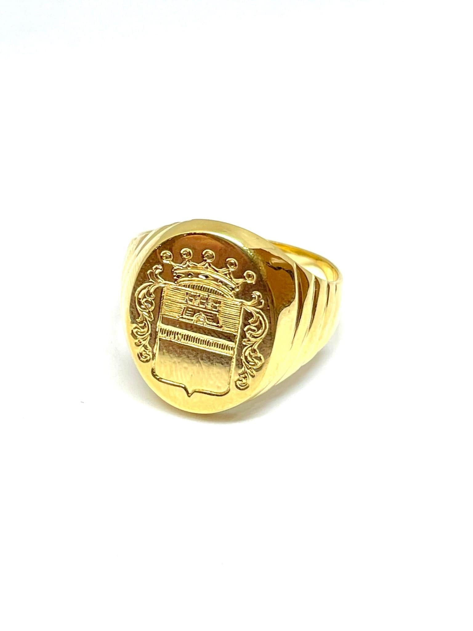 Yellow gold signet ring heraldic engraving of coat of arms and crown - Image 2