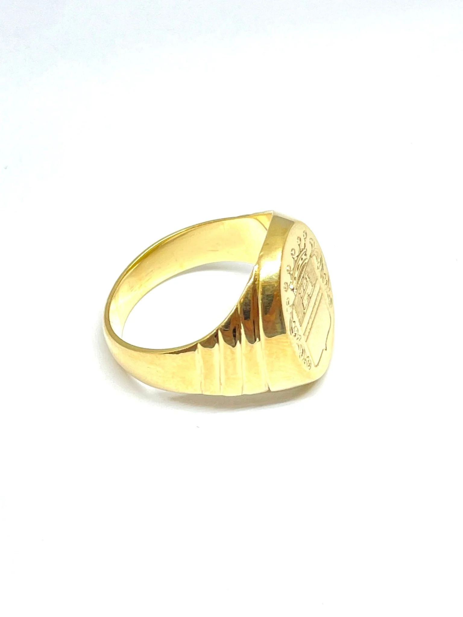 Yellow gold signet ring heraldic engraving of coat of arms and crown - Image 4