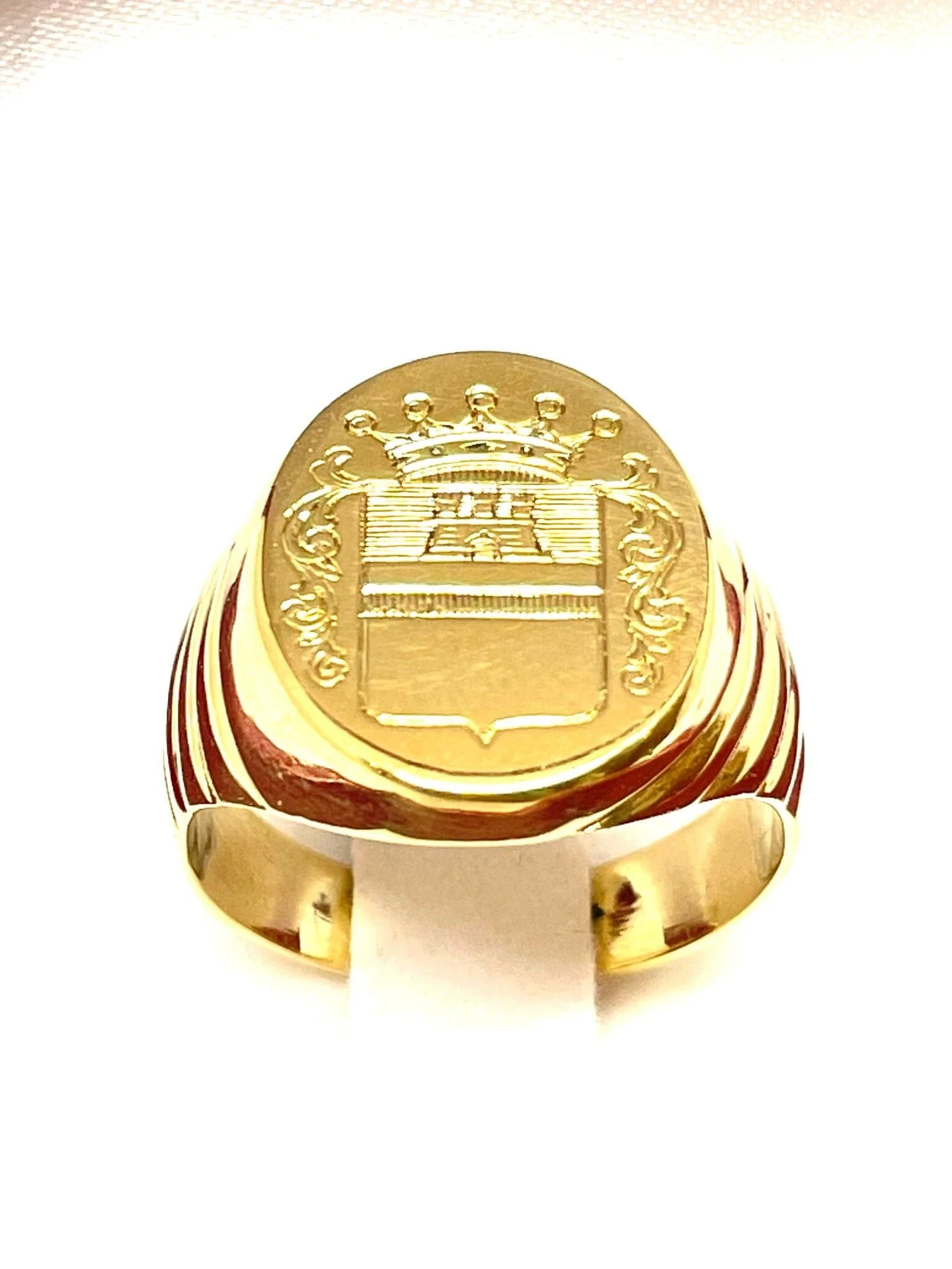 Yellow gold signet ring heraldic engraving of coat of arms and crown - Image 5