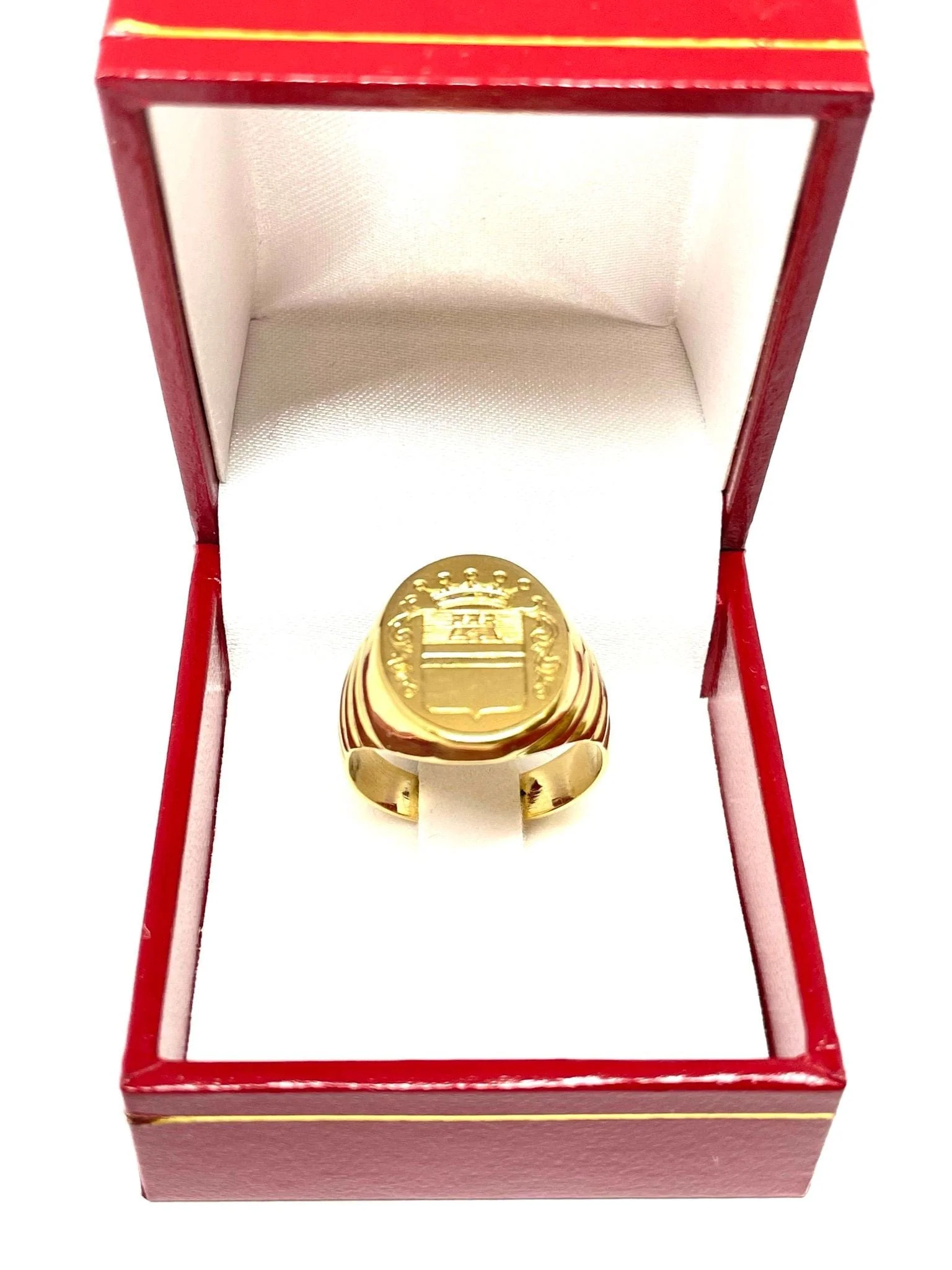 Yellow gold signet ring heraldic engraving of coat of arms and crown - Image 6