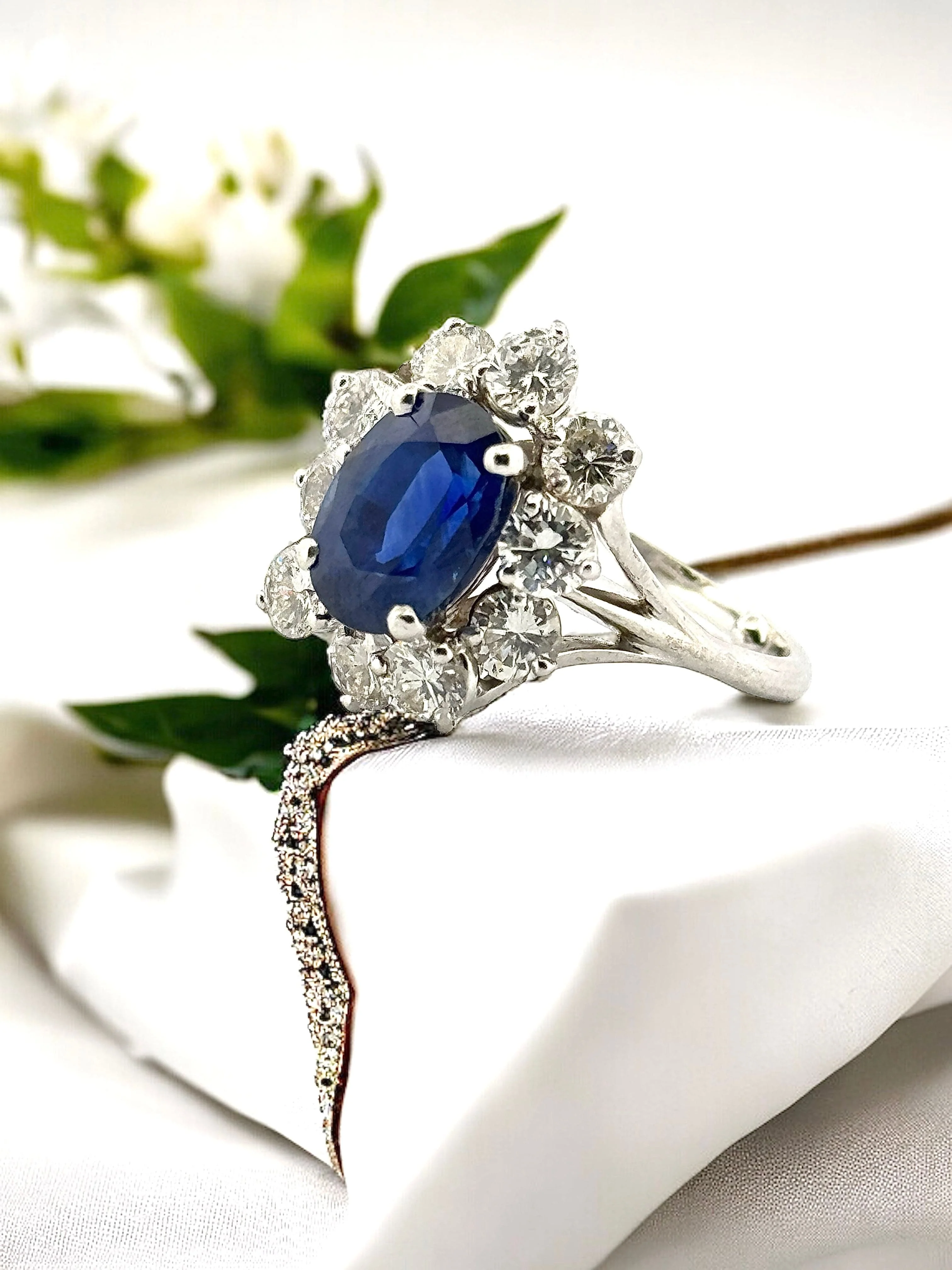 White gold unheated Ceylon sapphire and diamond flower ring - Image 10