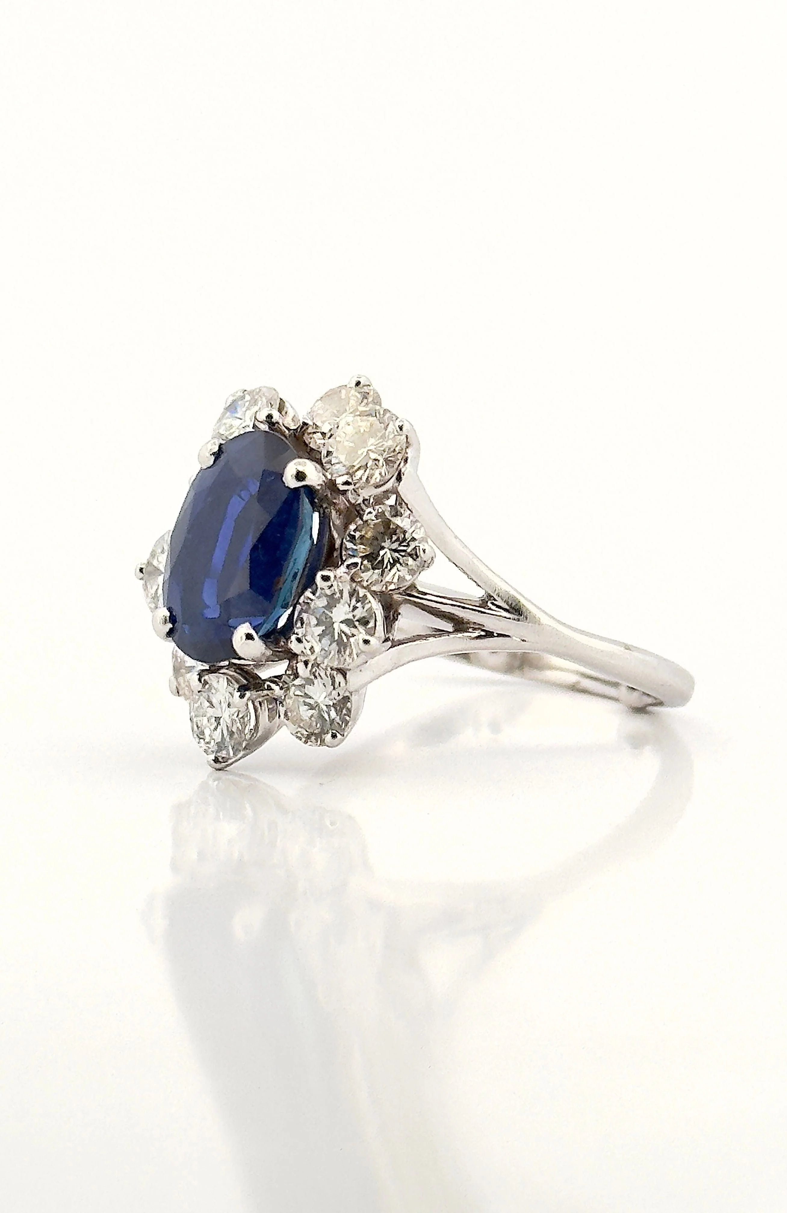 White gold unheated Ceylon sapphire and diamond flower ring - Image 9