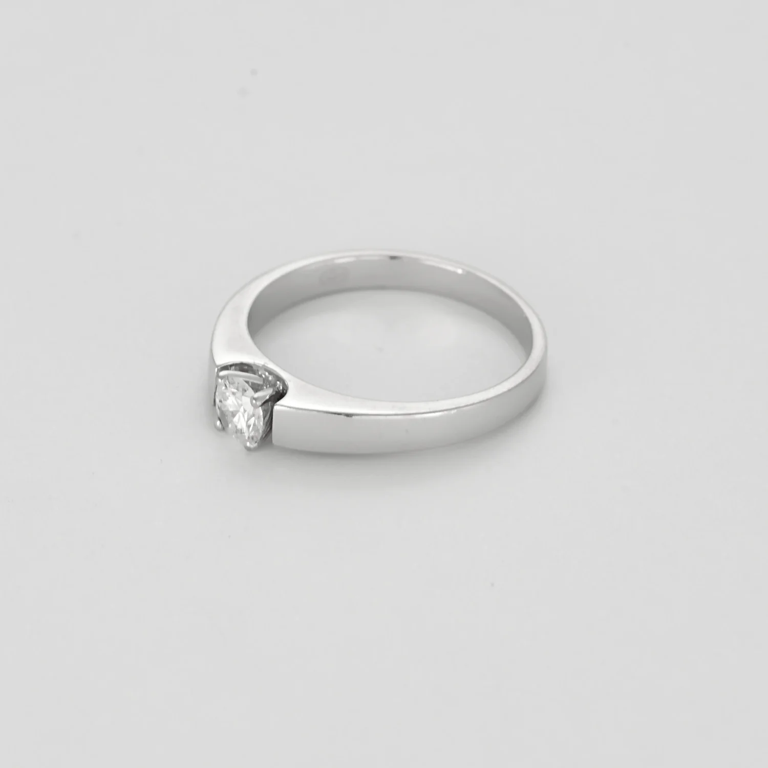 Ring Solitaire in white gold and 0.30-carat diamond  - Image 3