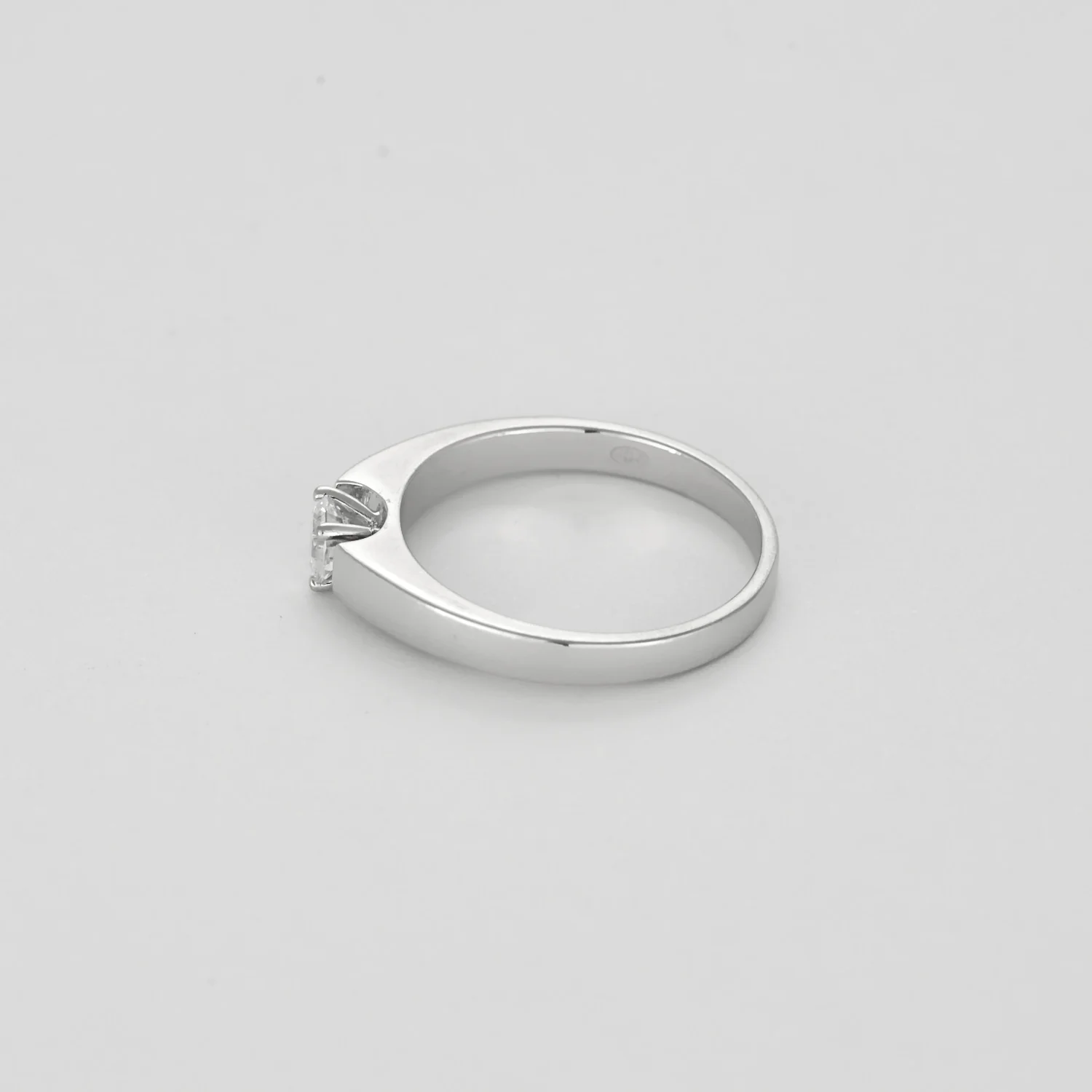 Ring Solitaire in white gold and 0.30-carat diamond  - Image 4