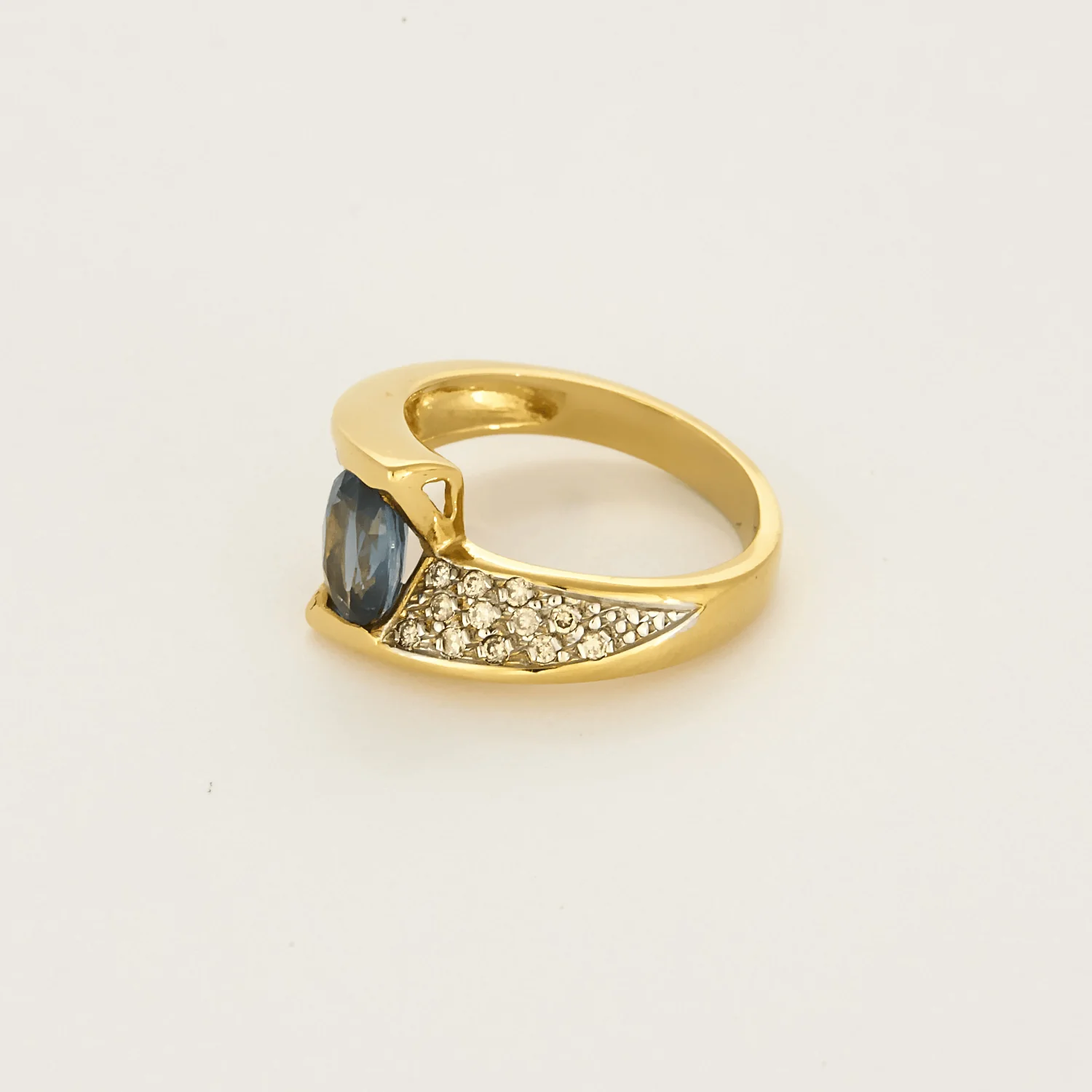 Crossed band ring in yellow gold, white gold, sapphire and diamonds  - Image 3