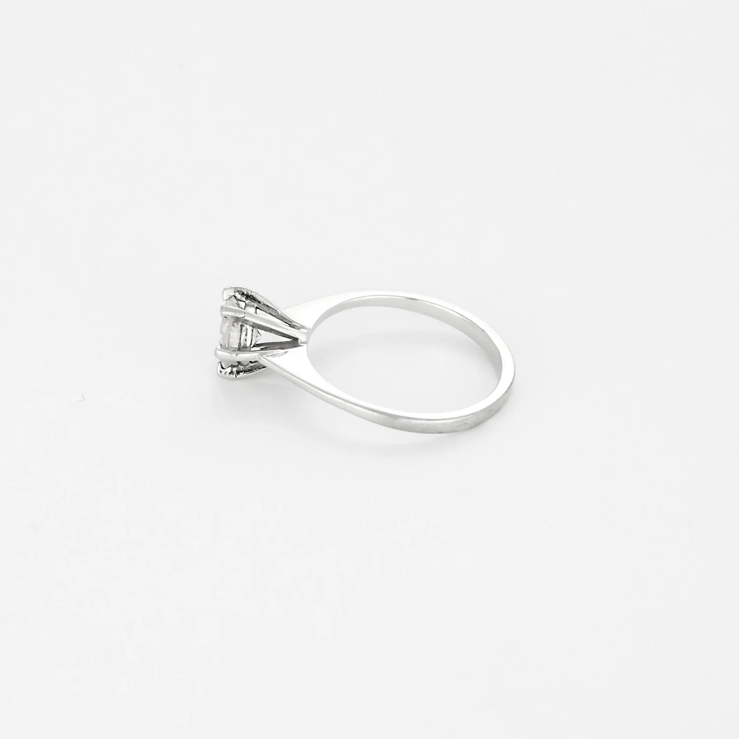 Ring Solitaire in white gold and approximately 0.70 carat diamond.  - Image 4