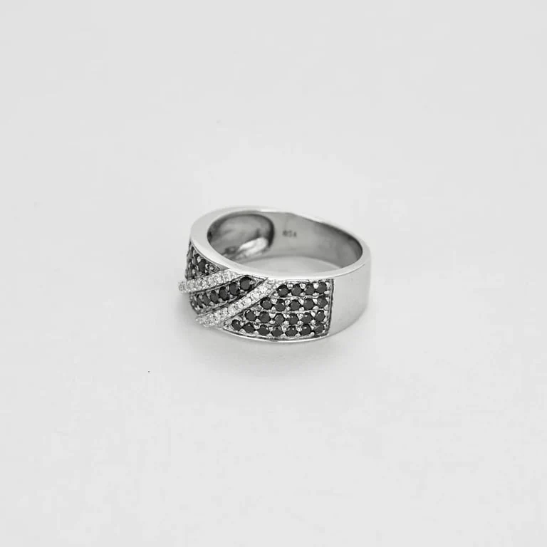 White gold band ring set with diamonds - Image 3