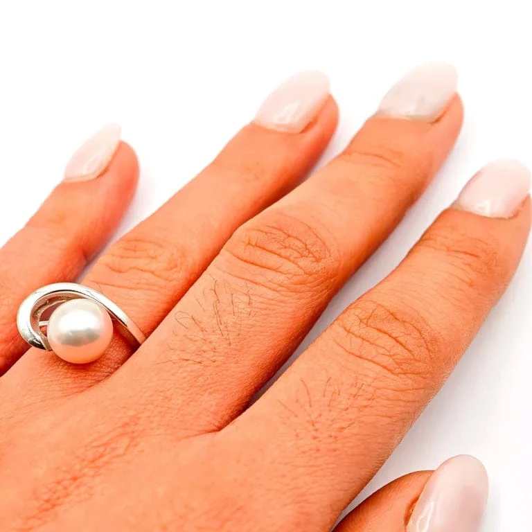 White gold ring with pearl - Image 2