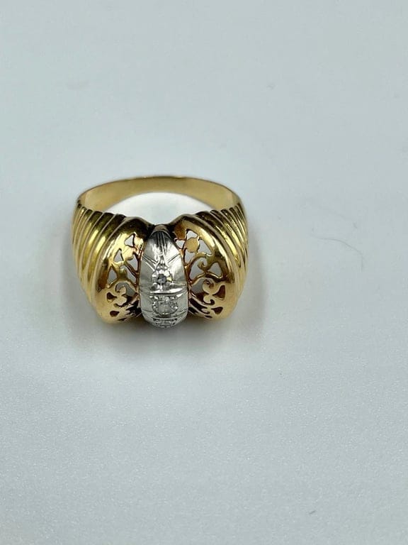 Yellow gold ring with 3 diamonds - Image 4