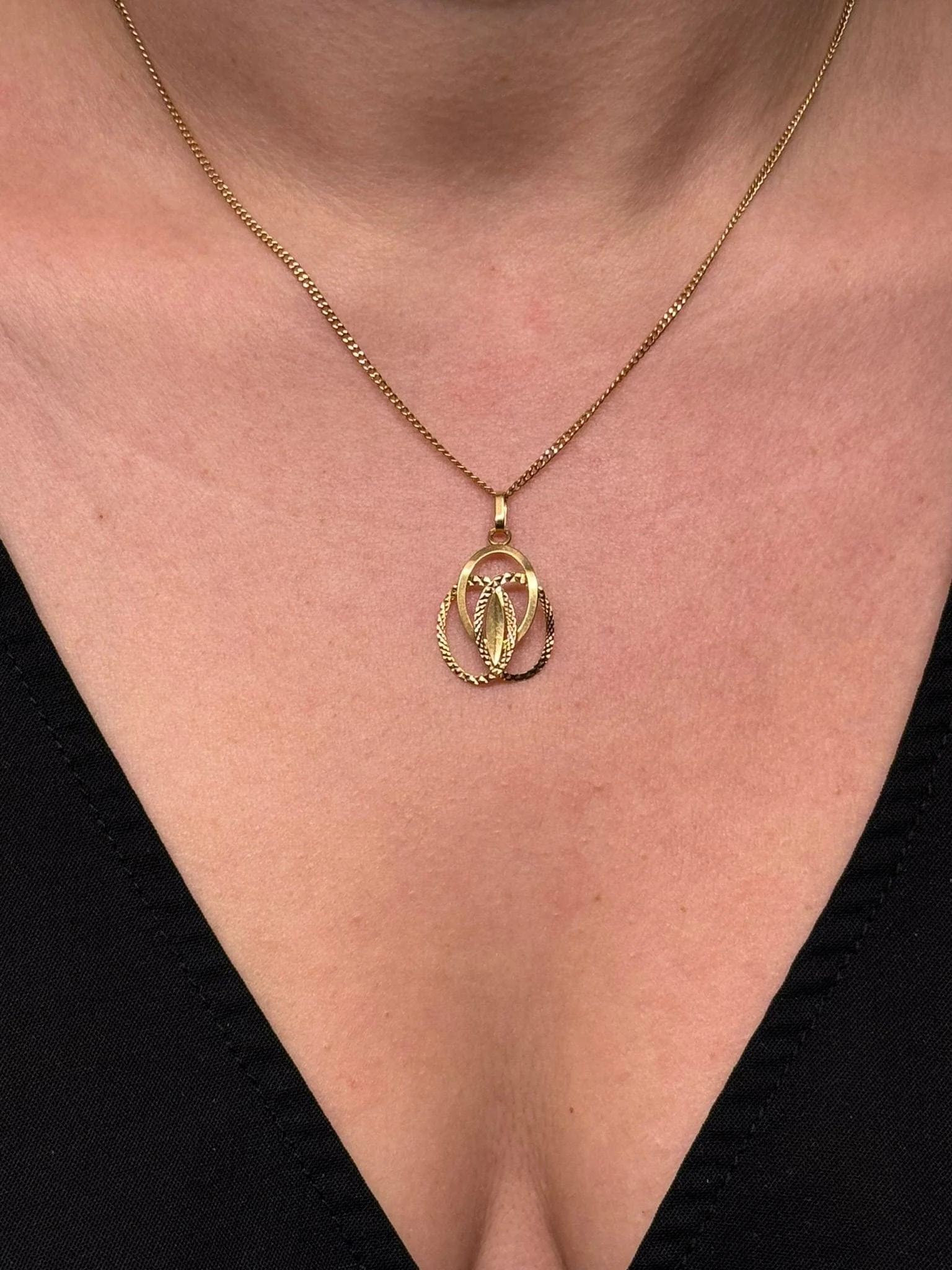 Intertwined circles pendant in yellow gold - Image 12