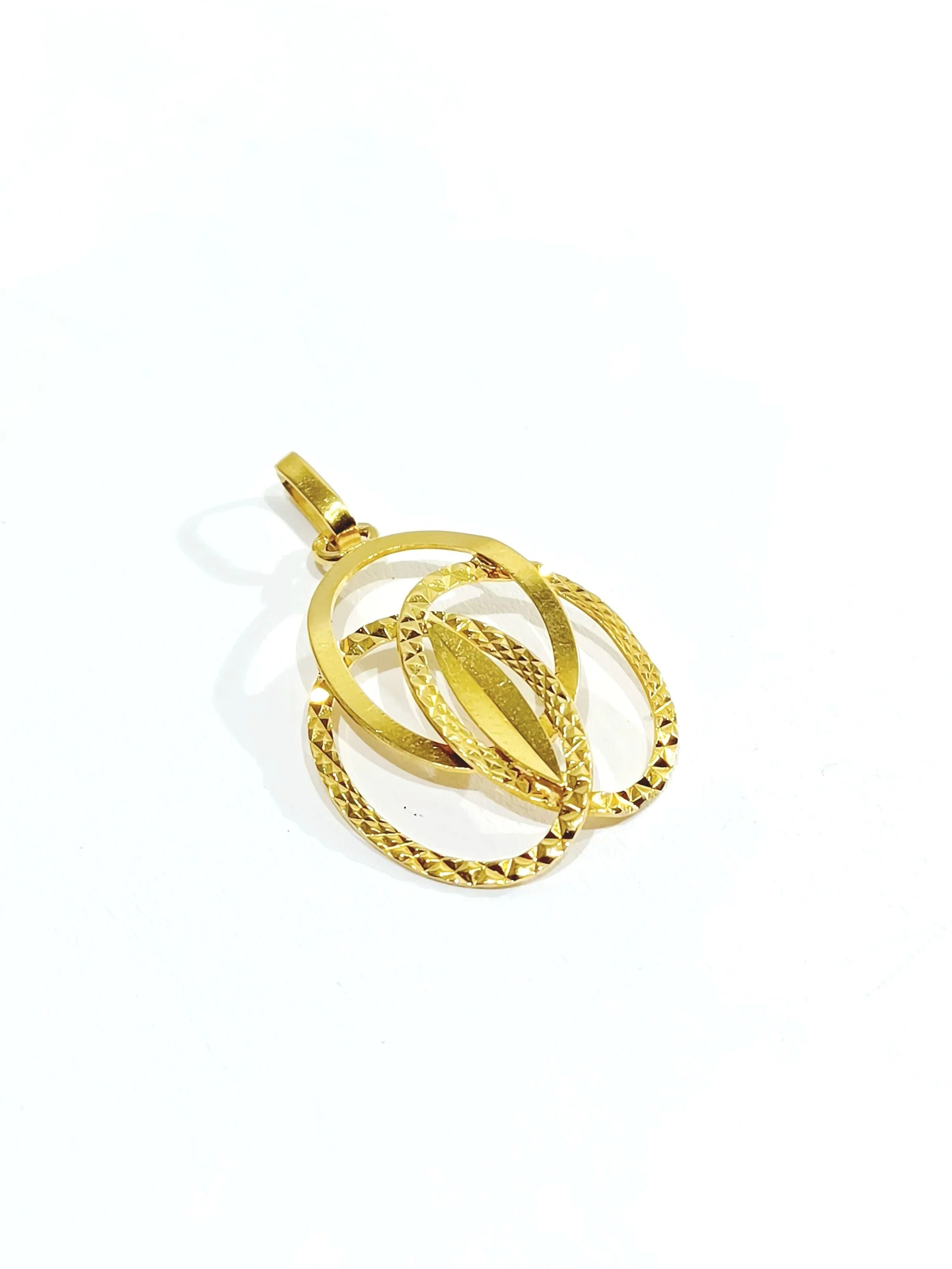 Intertwined circles pendant in yellow gold - Image 5