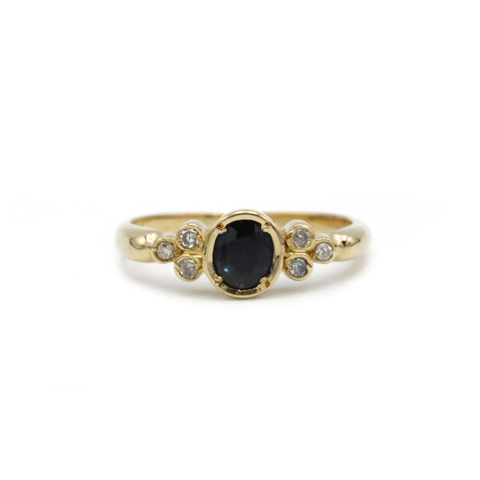 Gold ring with sapphire diamonds