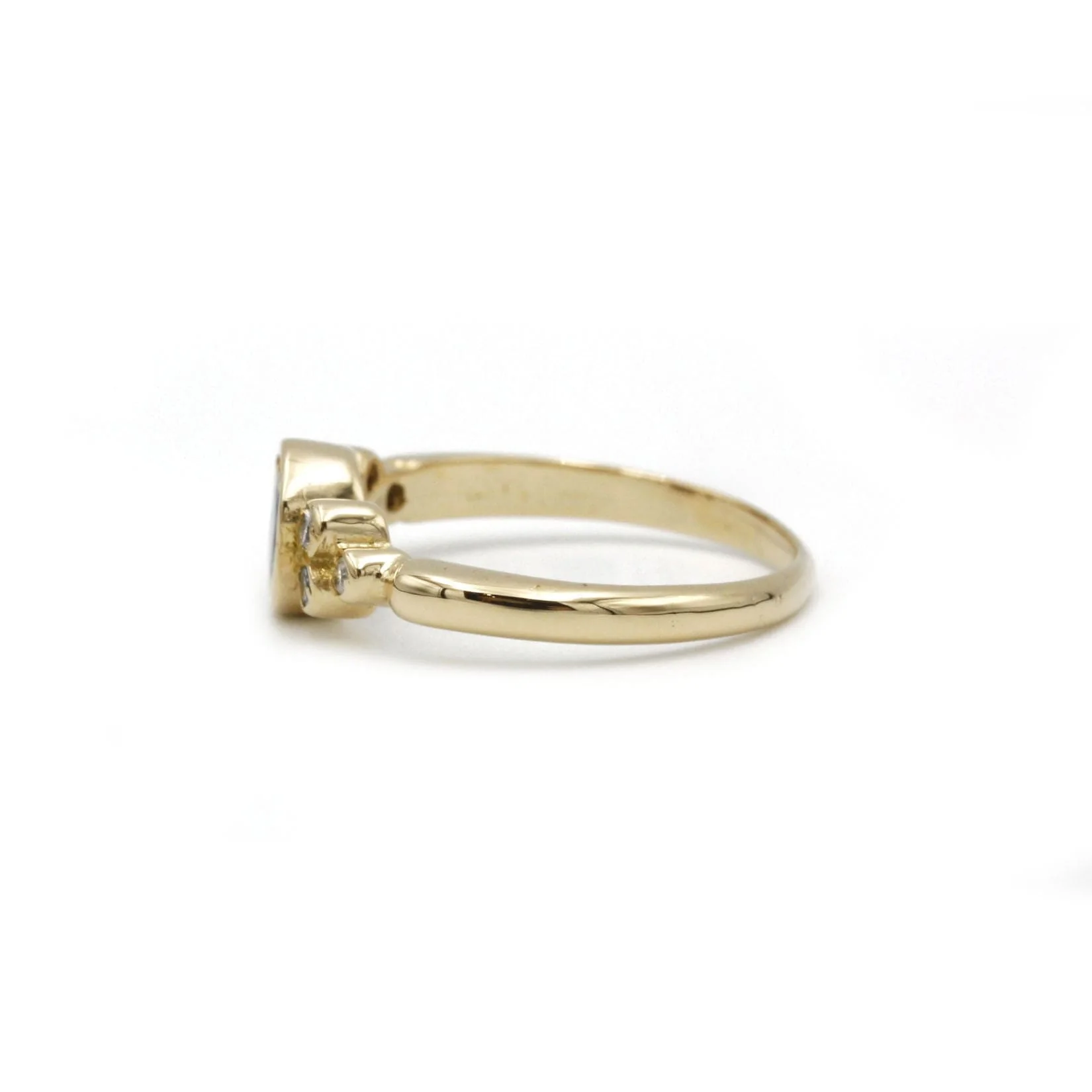 Gold ring with sapphire diamonds - Image 2