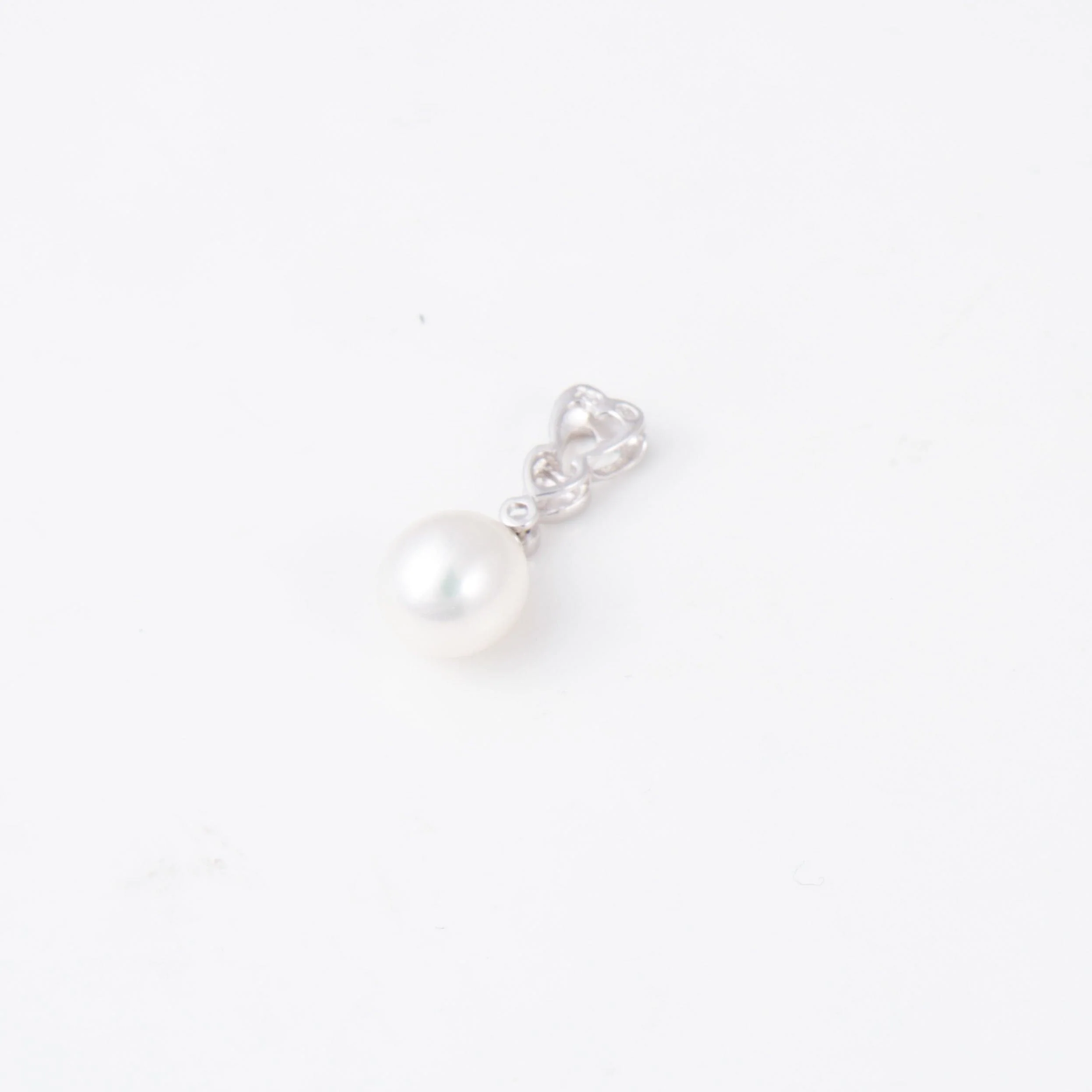 WHITE GOLD PEARL DIAMOND PENDANT - Image 3