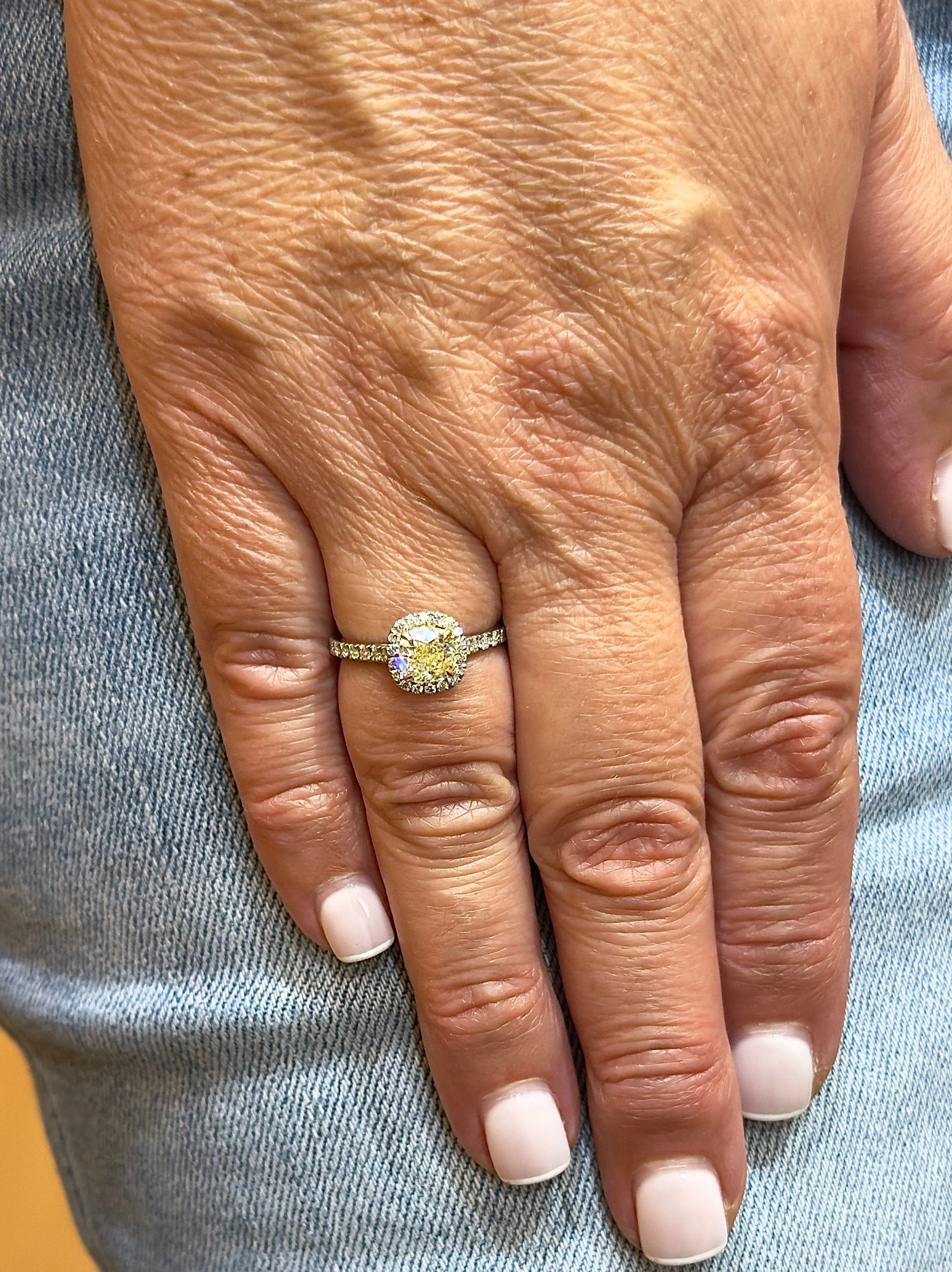 Solitaire fancy light yellow diamond in white gold - Image 5
