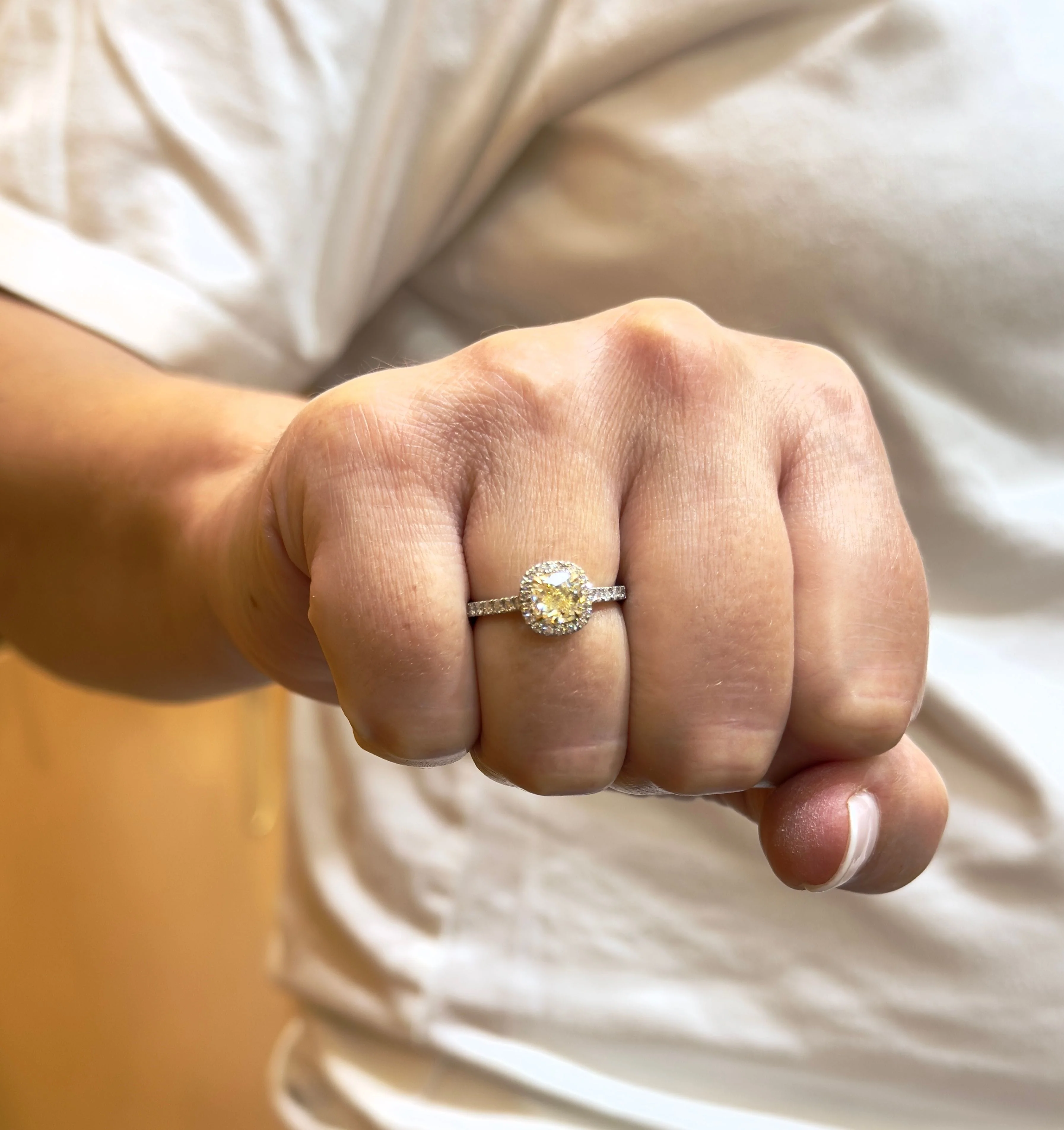 Solitaire fancy light yellow diamond in white gold - Image 7