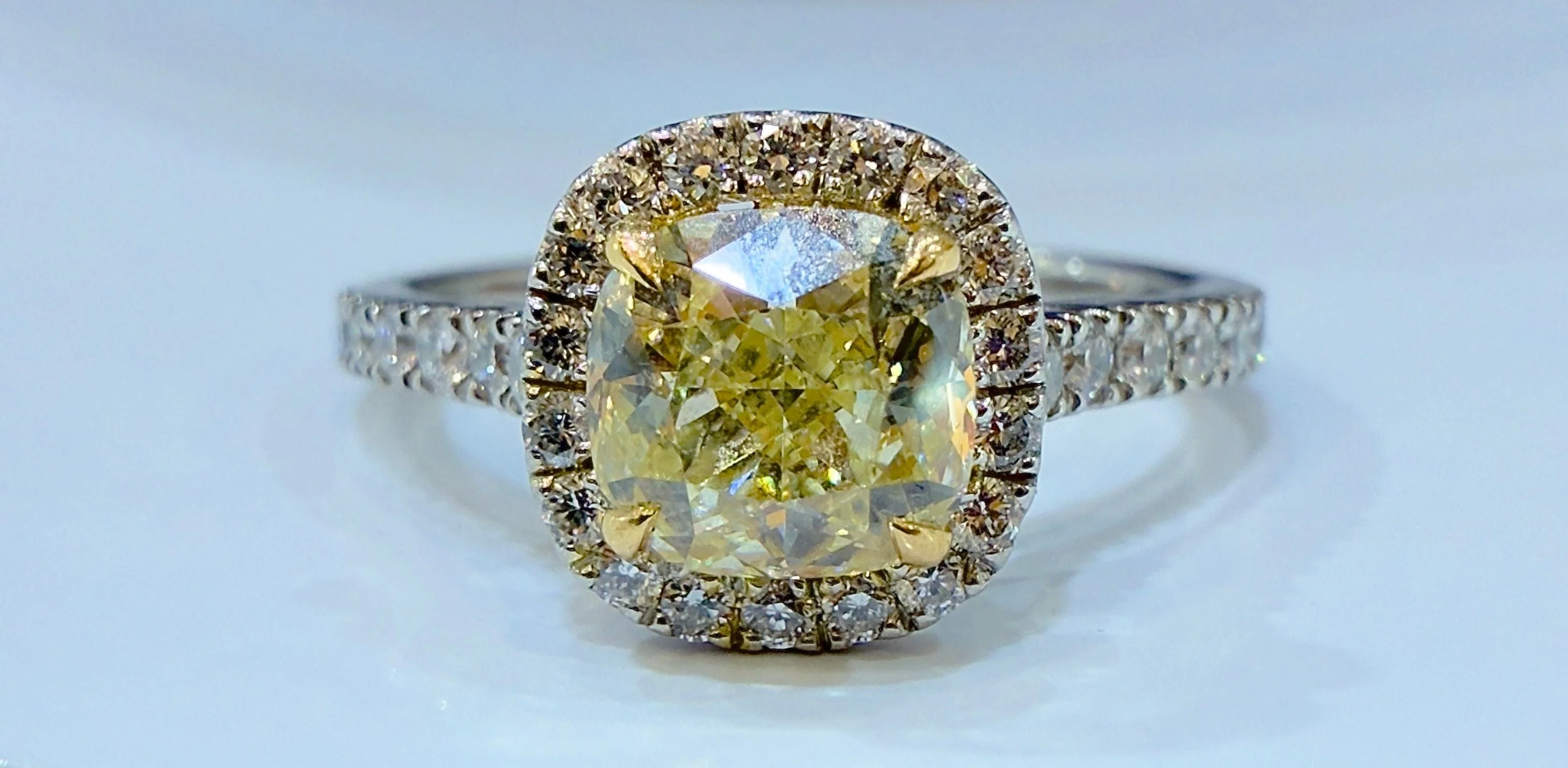 Solitaire fancy light yellow diamond in white gold - Image 8