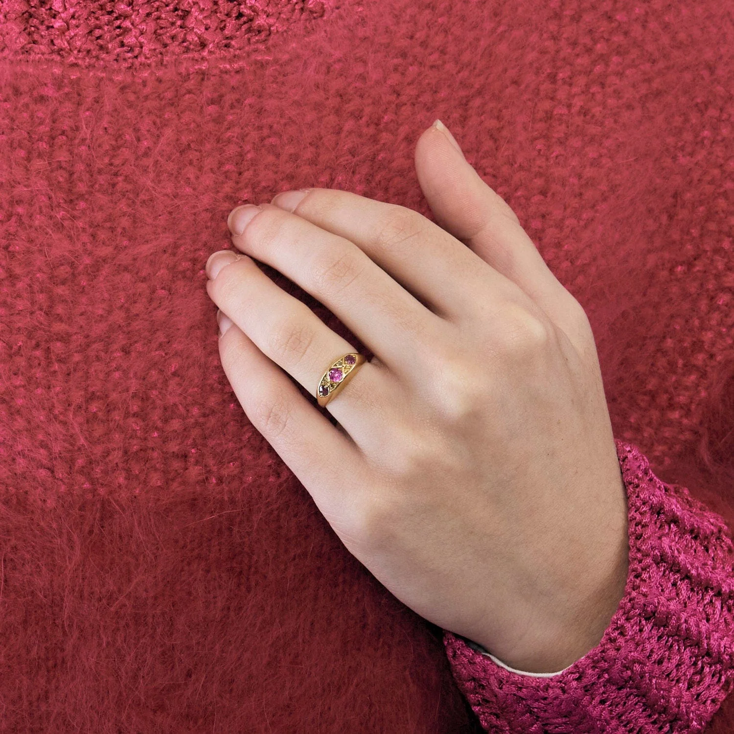Illusion ring in yellow gold, rubies and diamonds - Image 7
