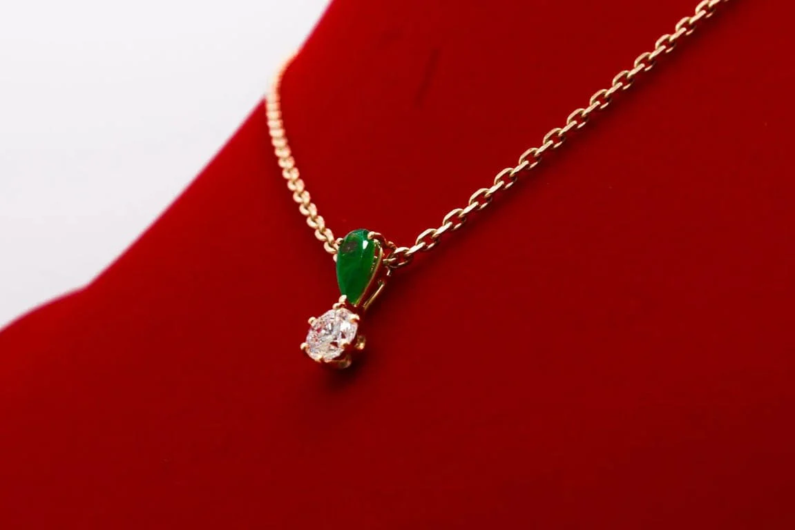 Yellow gold necklace, diamond and emerald  - Image 3