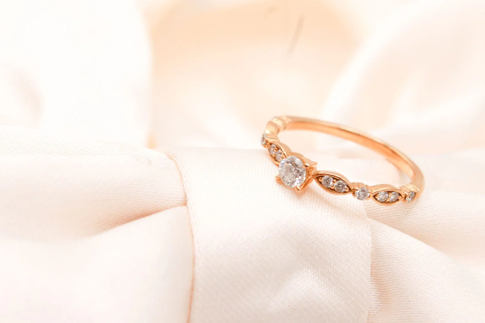 Ring Solitaire in rose gold shouldered with 0.10 ct diamonds  - Image 3