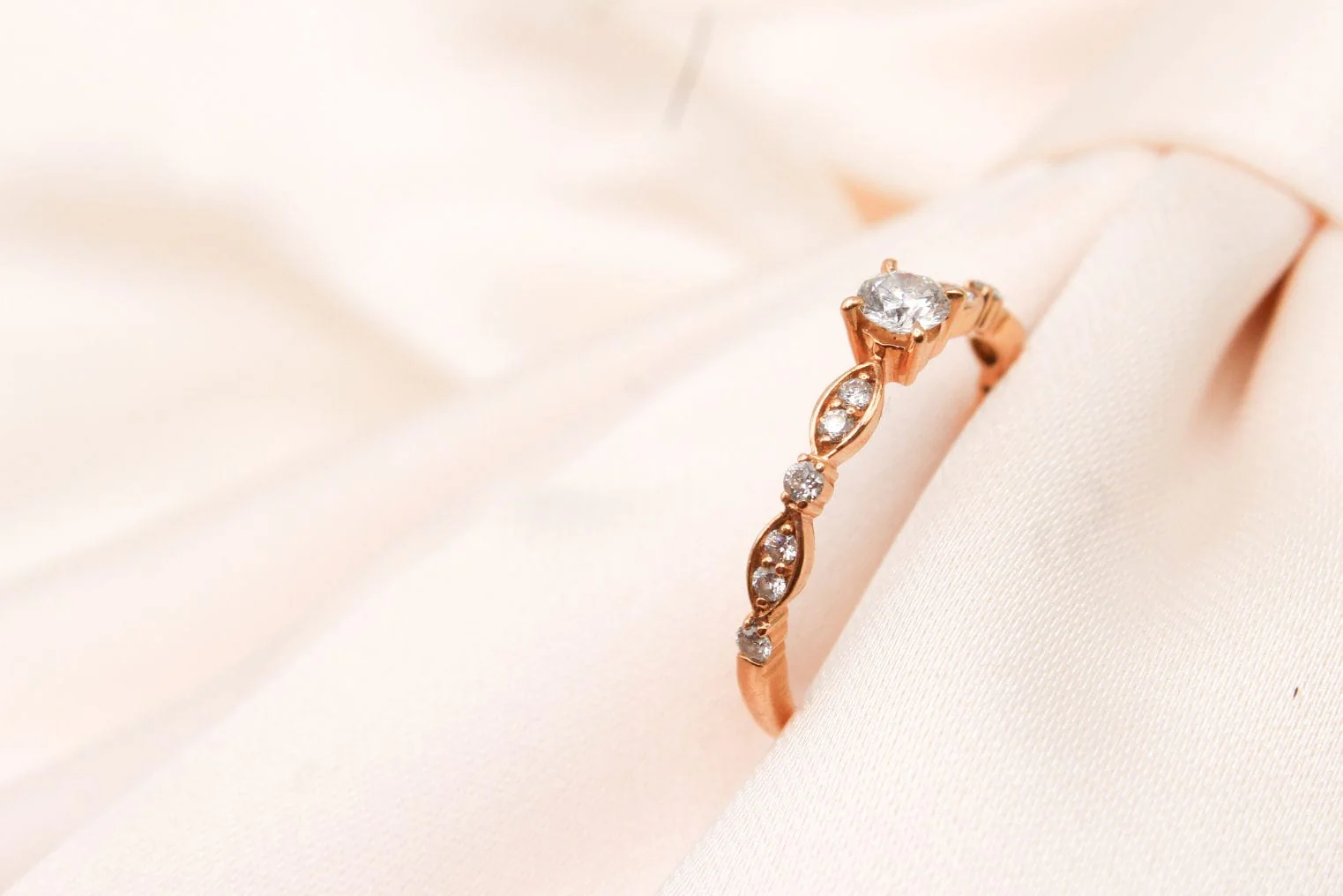 Ring Solitaire in rose gold shouldered with 0.10 ct diamonds  - Image 6