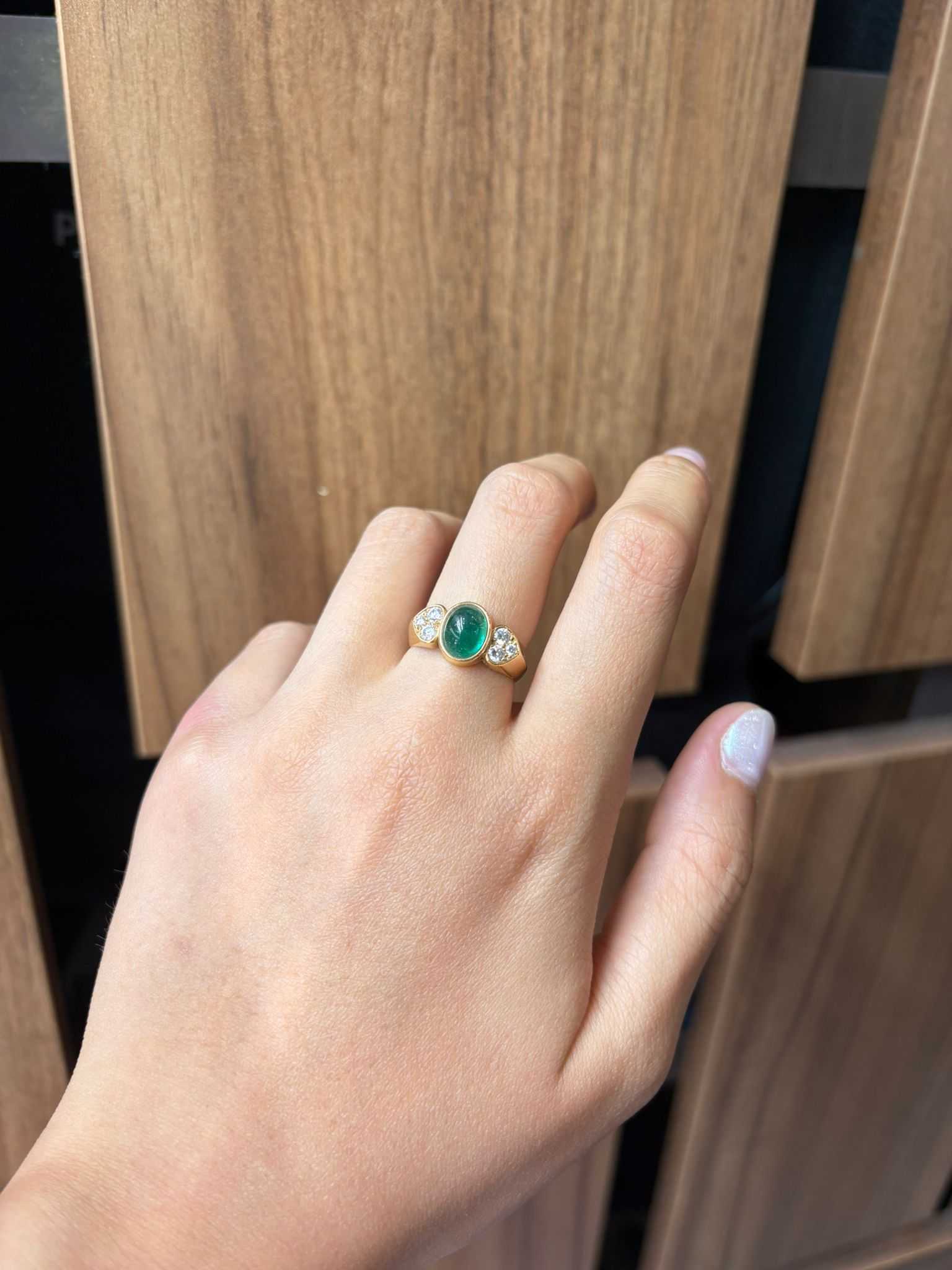 Yellow gold ring with emerald and diamonds - Image 2