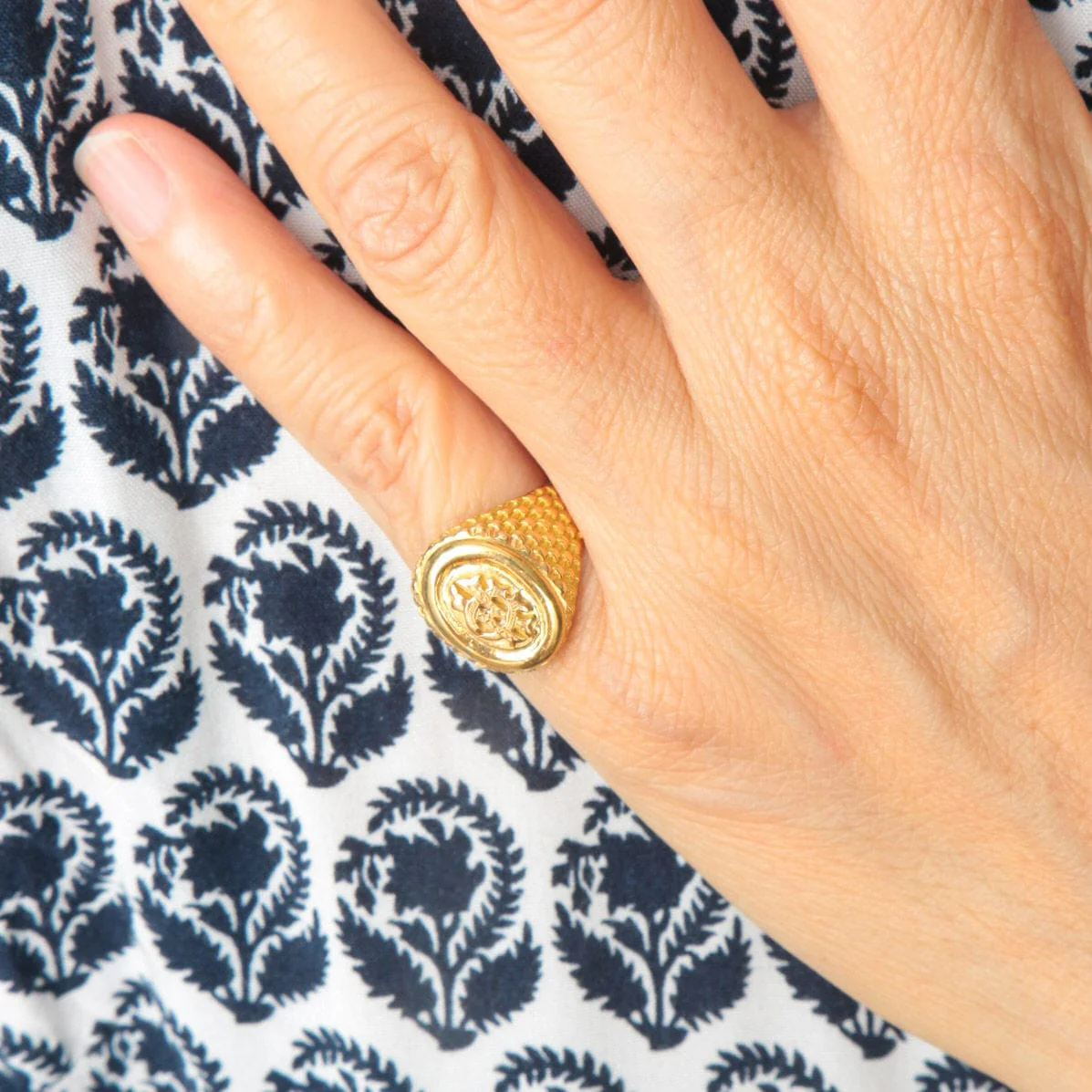 Yellow gold signet ring - Image 3